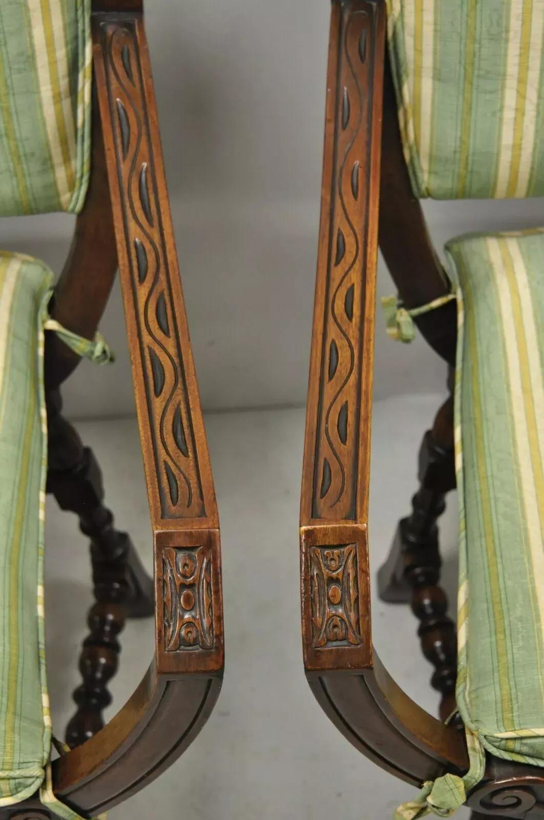Anciennes chaises à accoudoirs Savonarola en noyer sculpté de la Renaissance italienne - une paire Bon état - En vente à Philadelphia, PA