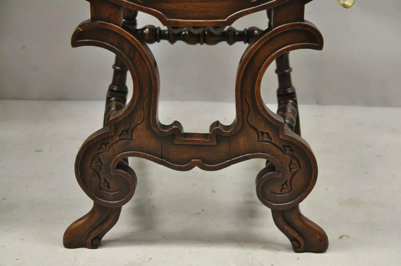 Début du 20ème siècle Anciennes chaises à accoudoirs Savonarola en noyer sculpté de la Renaissance italienne - une paire en vente