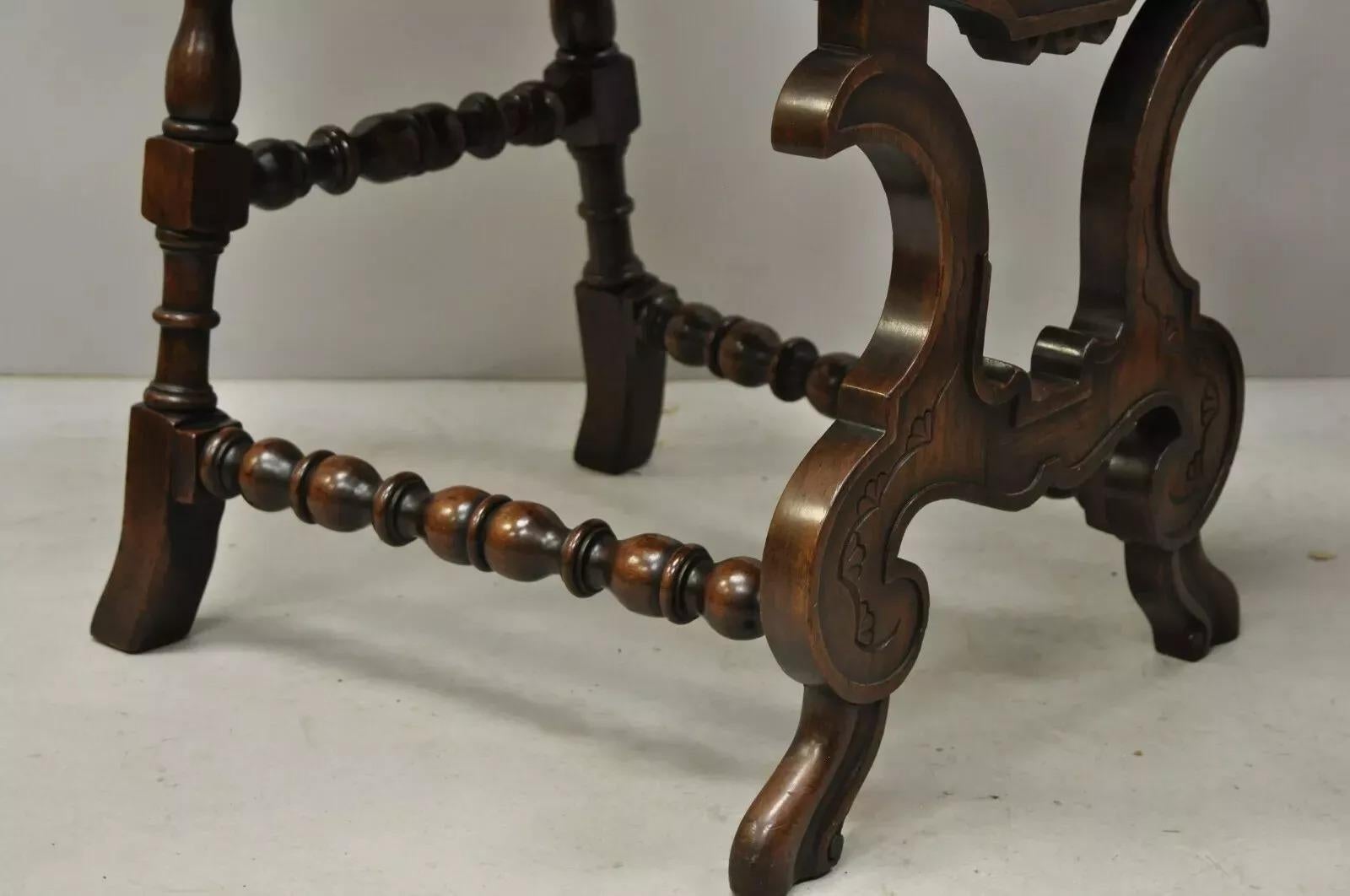 Tissu Anciennes chaises à accoudoirs Savonarola en noyer sculpté de la Renaissance italienne - une paire en vente