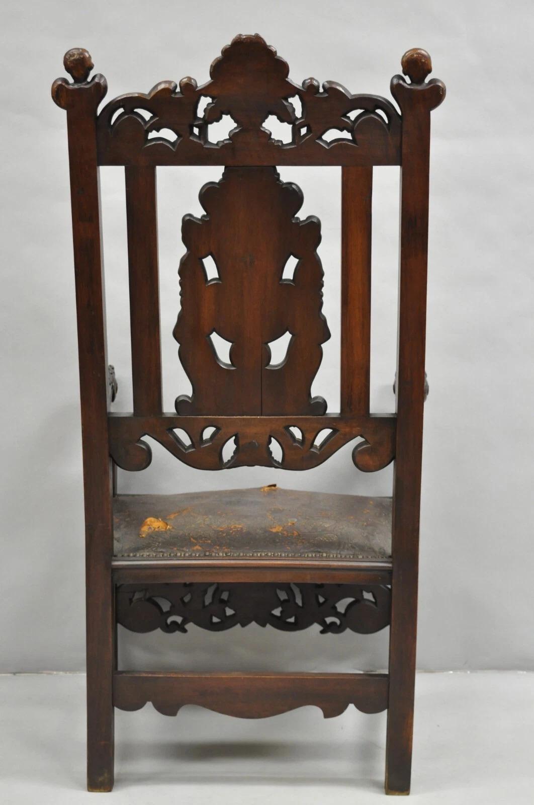 Ancienne chaise à accoudoirs en noyer sculpté de la Renaissance italienne avec chérubins ailés en vente 4