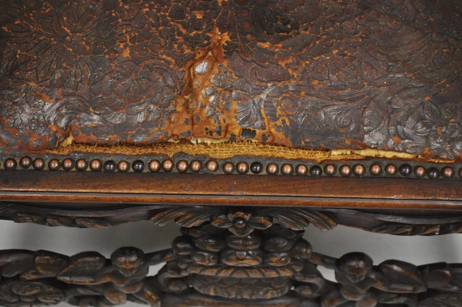 Ancienne chaise à accoudoirs en noyer sculpté de la Renaissance italienne avec chérubins ailés en vente 5