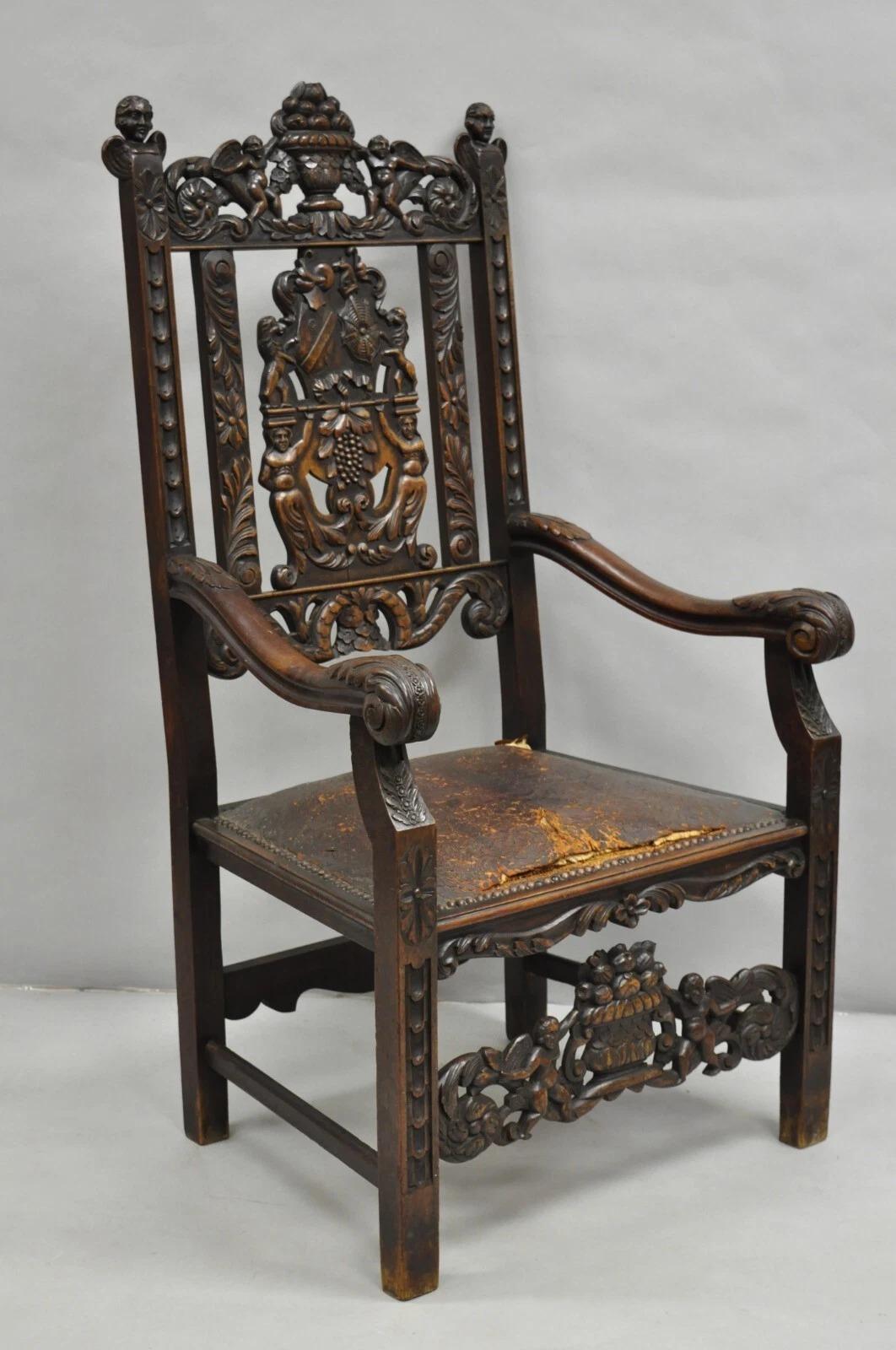 Ancienne chaise à accoudoirs en noyer sculpté de la Renaissance italienne avec chérubins ailés et assise en cuir gaufré floral. Vers la fin du 19e siècle. Dimensions : 51