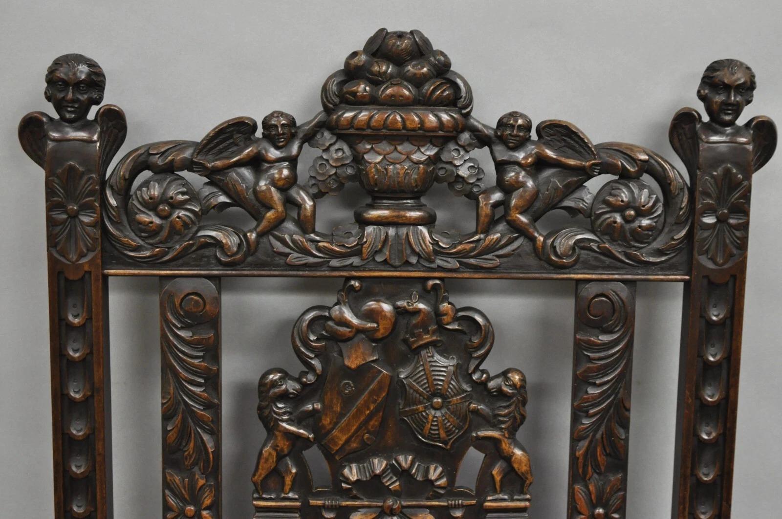 Inconnu Ancienne chaise à accoudoirs en noyer sculpté de la Renaissance italienne avec chérubins ailés en vente