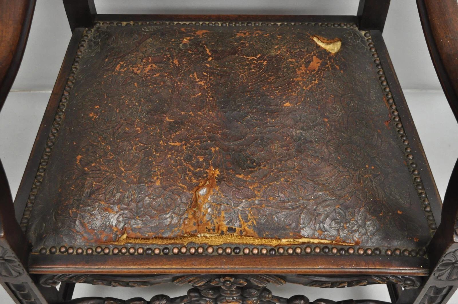 XIXe siècle Ancienne chaise à accoudoirs en noyer sculpté de la Renaissance italienne avec chérubins ailés en vente