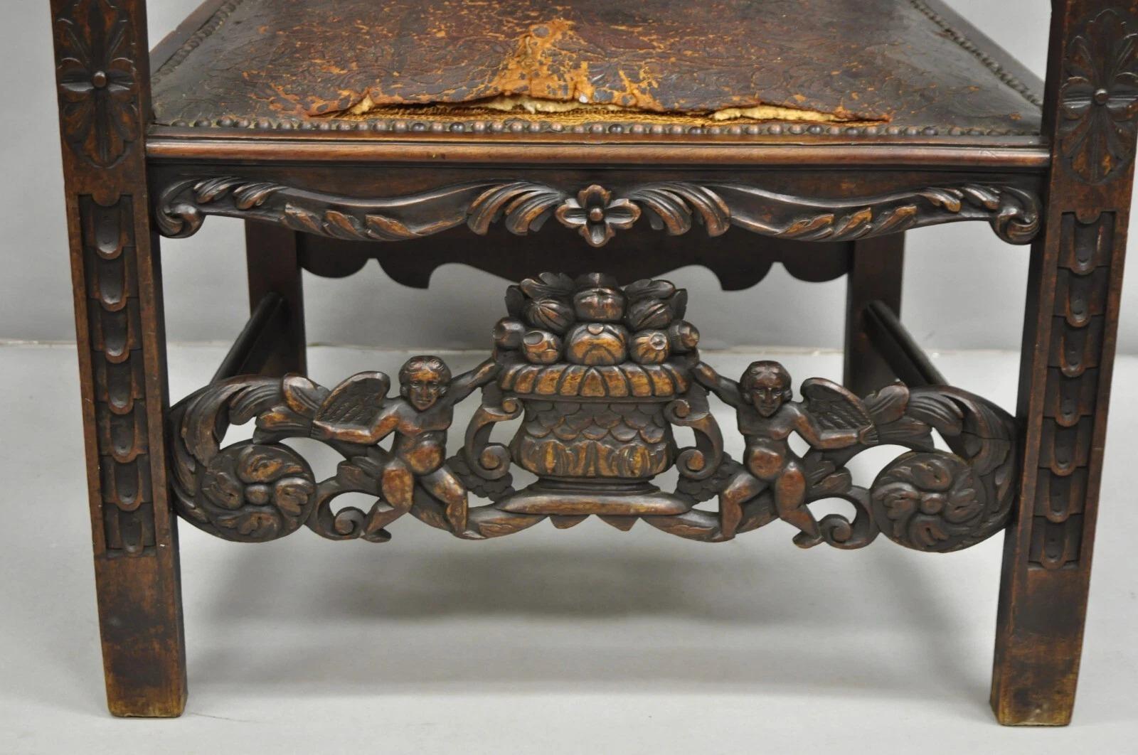 Cuir Ancienne chaise à accoudoirs en noyer sculpté de la Renaissance italienne avec chérubins ailés en vente