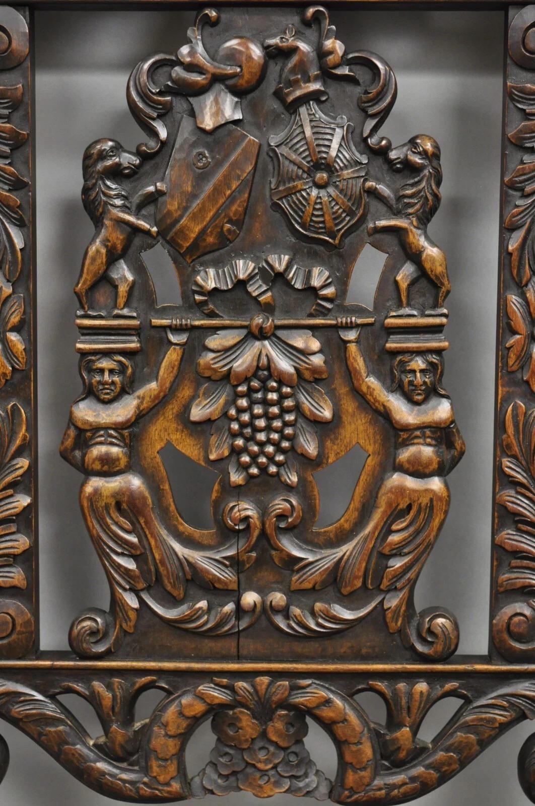 Ancienne chaise à accoudoirs en noyer sculpté de la Renaissance italienne avec chérubins ailés en vente 1