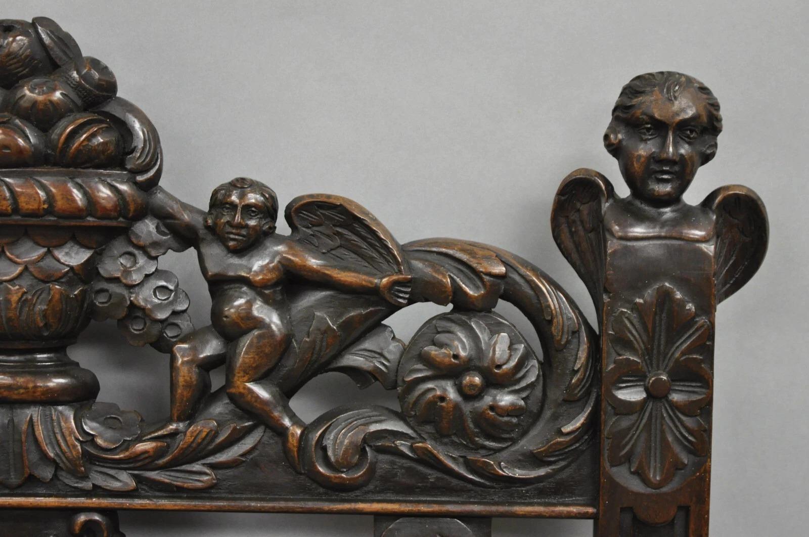 Ancienne chaise à accoudoirs en noyer sculpté de la Renaissance italienne avec chérubins ailés en vente 2