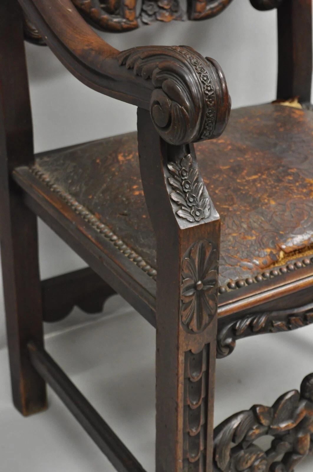 Ancienne chaise à accoudoirs en noyer sculpté de la Renaissance italienne avec chérubins ailés en vente 3