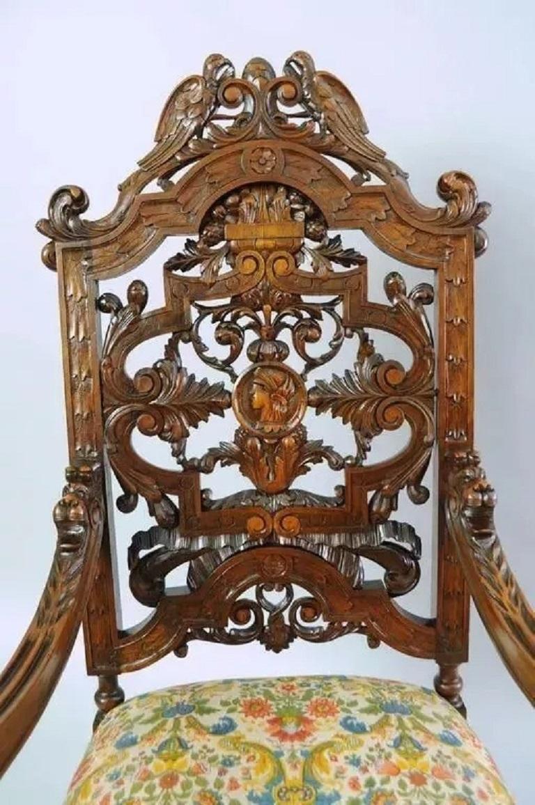 Ancienne chaise à accoudoir en noyer à trône, sculptée d'oiseaux et de lions, datant de la Renaissance italienne. L'objet présente un dossier haut, un cadre en noyer massif sculpté avec une crête d'oiseau, des feuilles d'acanthe percées et