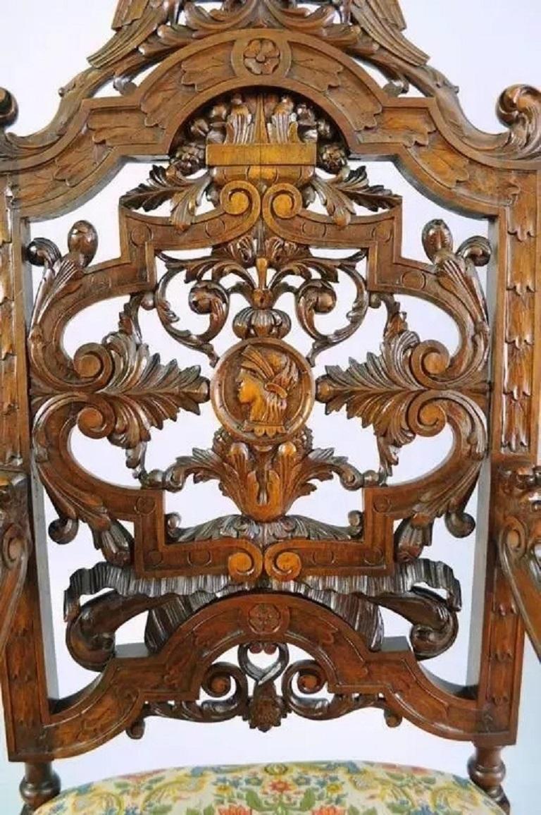 Inconnu Ancienne chaise à trône en noyer sculptée d'oiseaux et de lions de la Renaissance italienne en vente