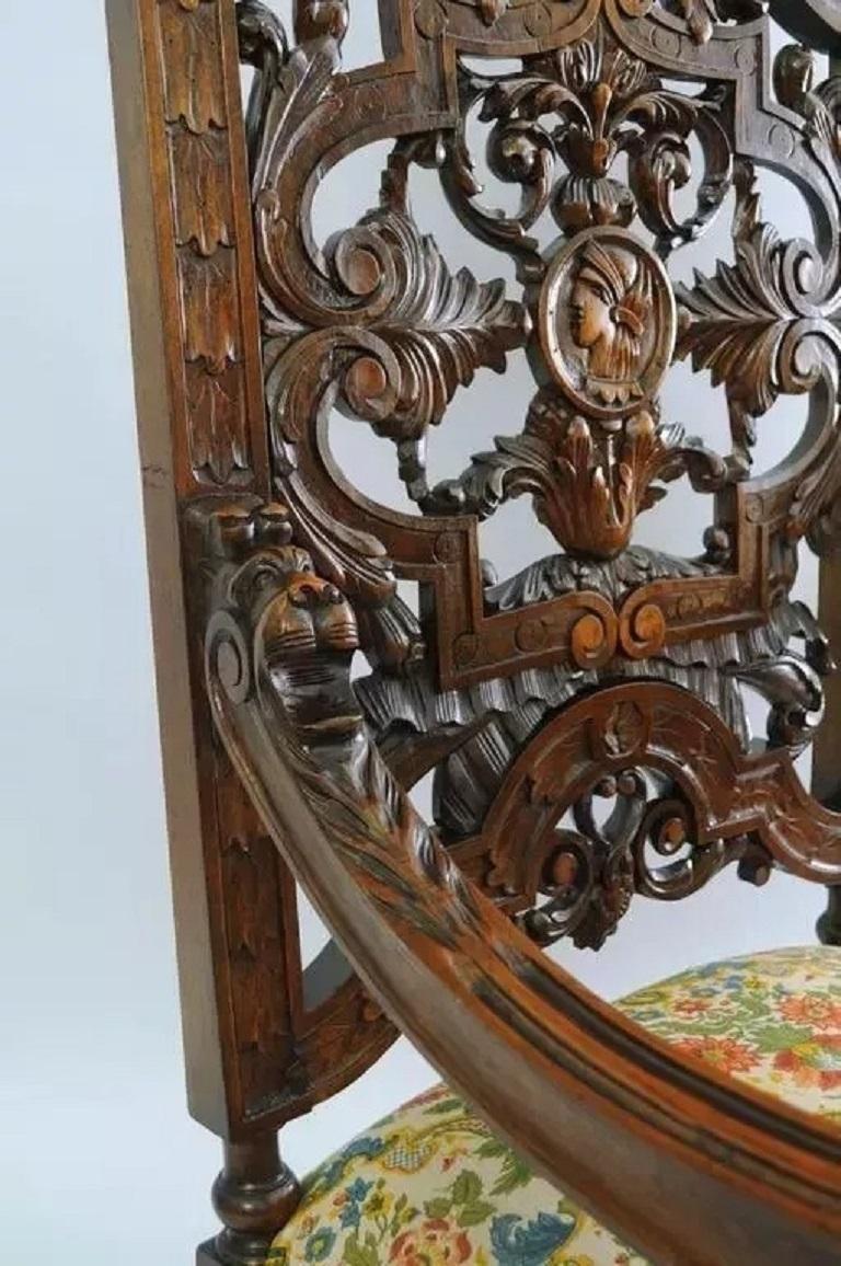 20ième siècle Ancienne chaise à trône en noyer sculptée d'oiseaux et de lions de la Renaissance italienne en vente