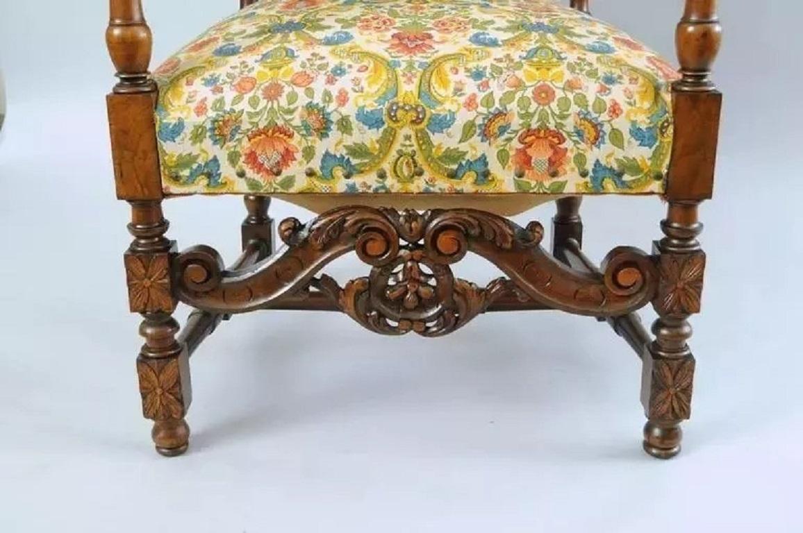 Noyer Ancienne chaise à trône en noyer sculptée d'oiseaux et de lions de la Renaissance italienne en vente