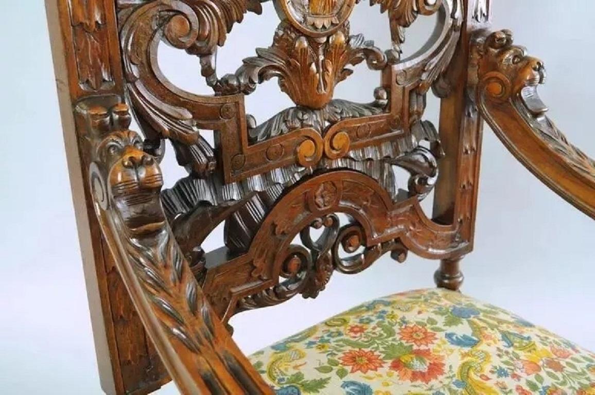 Ancienne chaise à trône en noyer sculptée d'oiseaux et de lions de la Renaissance italienne en vente 1