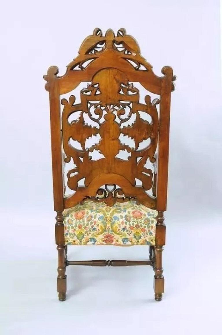 Ancienne chaise à trône en noyer sculptée d'oiseaux et de lions de la Renaissance italienne en vente 2
