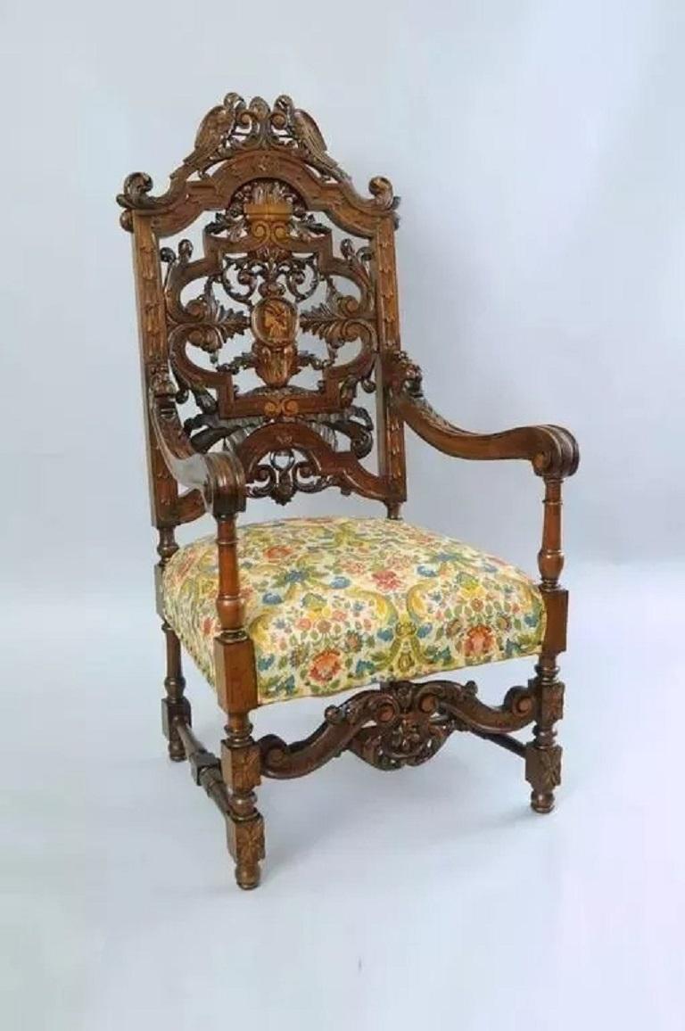 Ancienne chaise à trône en noyer sculptée d'oiseaux et de lions de la Renaissance italienne en vente 3