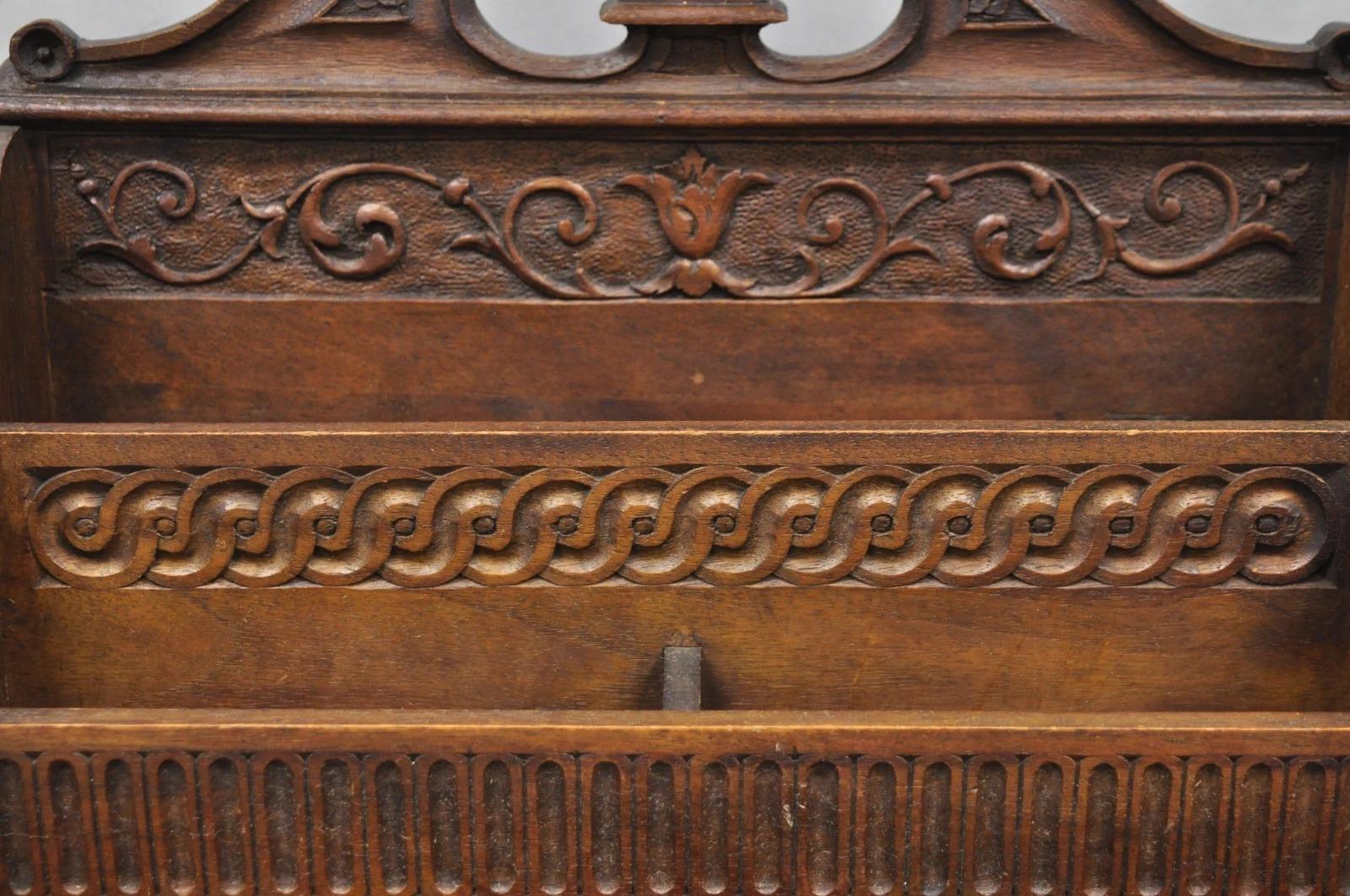 Antike italienische Renaissance Figural geschnitzt Nussbaum Pfote Fuß Schreibtisch Briefkasten im Angebot 6