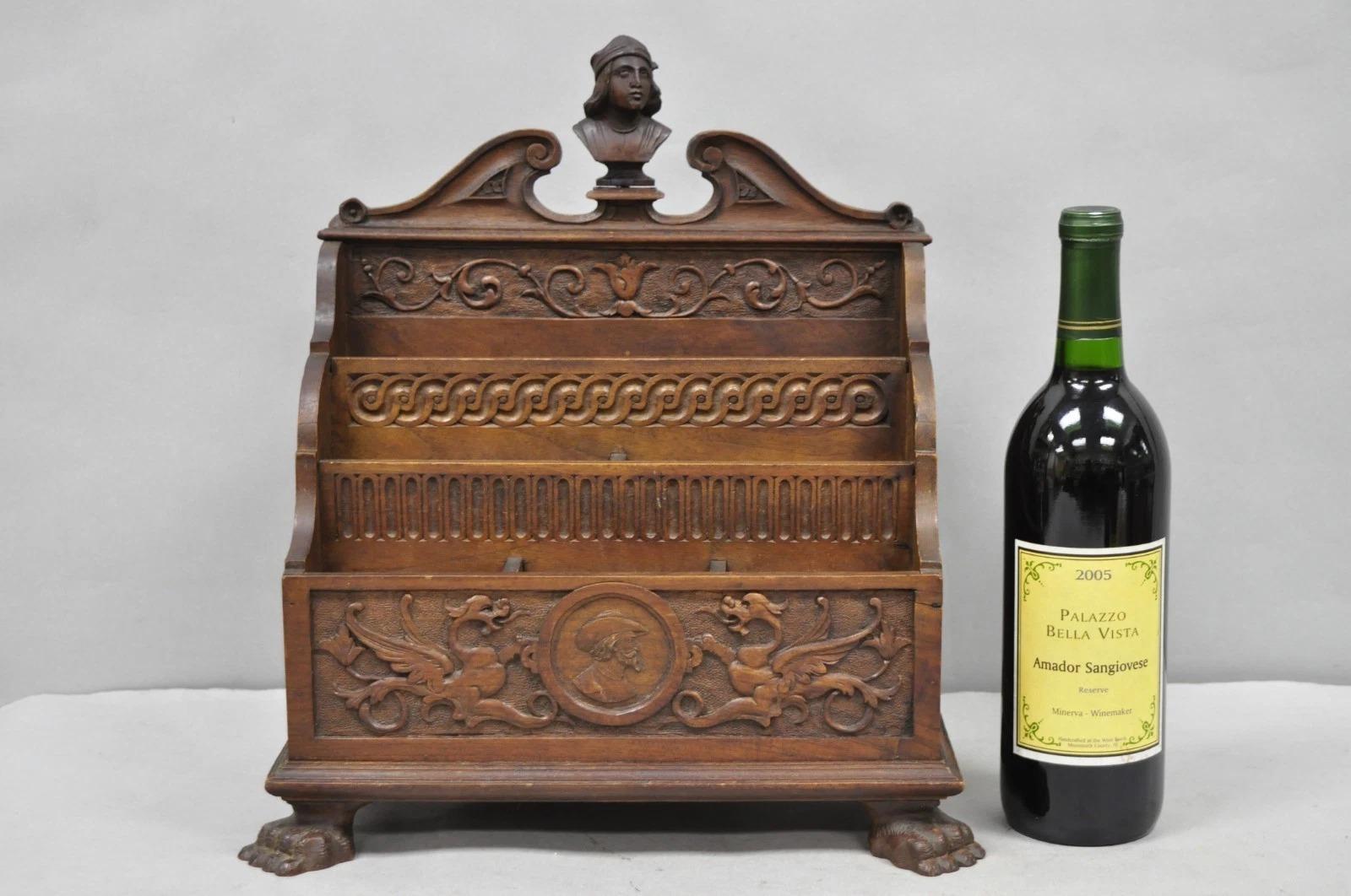 Antike italienische Renaissance Figural geschnitzt Nussbaum Paw Foot Desk Briefkasten mit Büste Finial. CIRCA Spätes 19. Jahrhundert. Abmessungen: 14,5