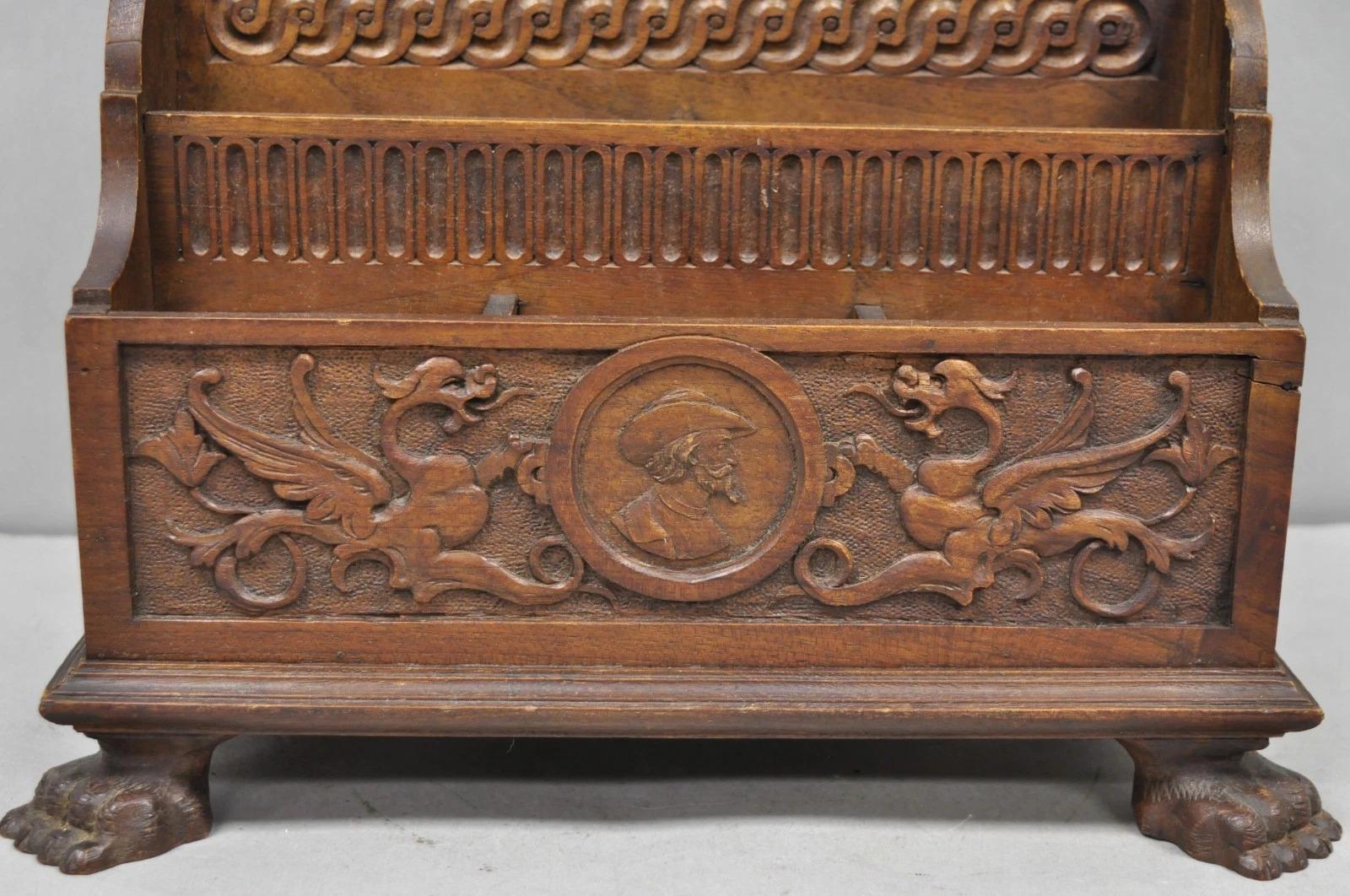 Antike italienische Renaissance Figural geschnitzt Nussbaum Pfote Fuß Schreibtisch Briefkasten (19. Jahrhundert) im Angebot