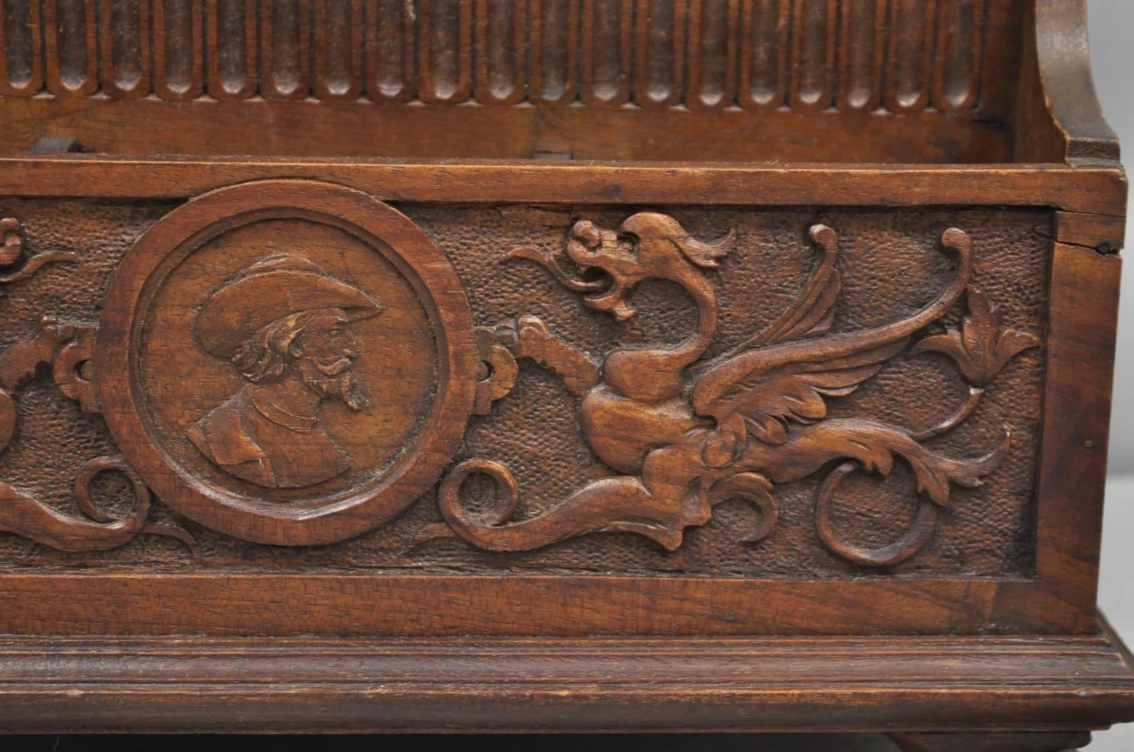 Antike italienische Renaissance Figural geschnitzt Nussbaum Pfote Fuß Schreibtisch Briefkasten (Walnuss) im Angebot