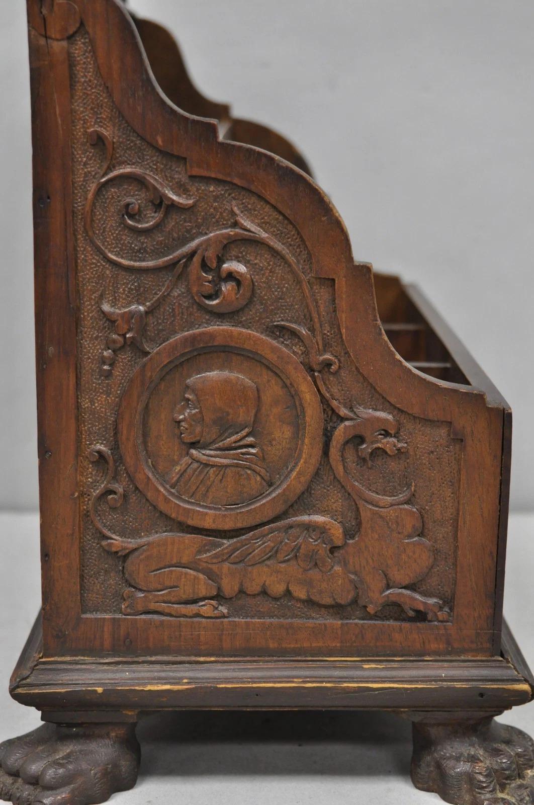 Antike italienische Renaissance Figural geschnitzt Nussbaum Pfote Fuß Schreibtisch Briefkasten im Angebot 1