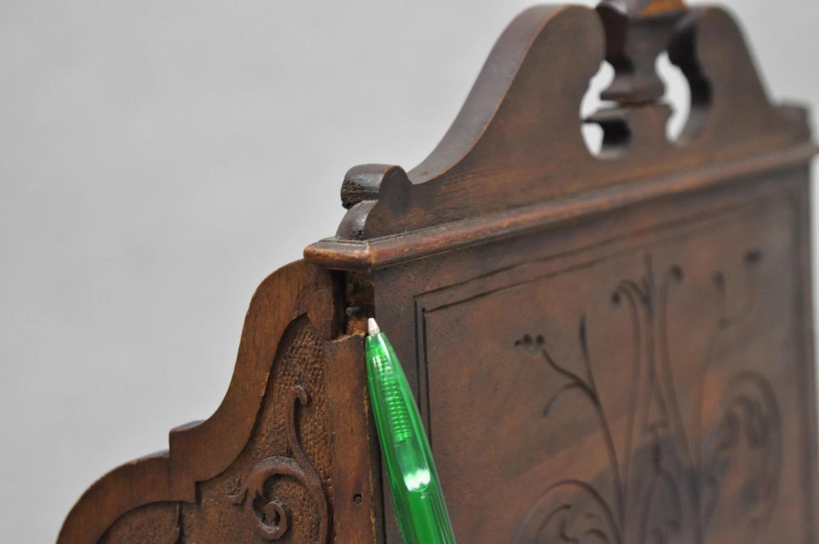 Antike italienische Renaissance Figural geschnitzt Nussbaum Pfote Fuß Schreibtisch Briefkasten im Angebot 3