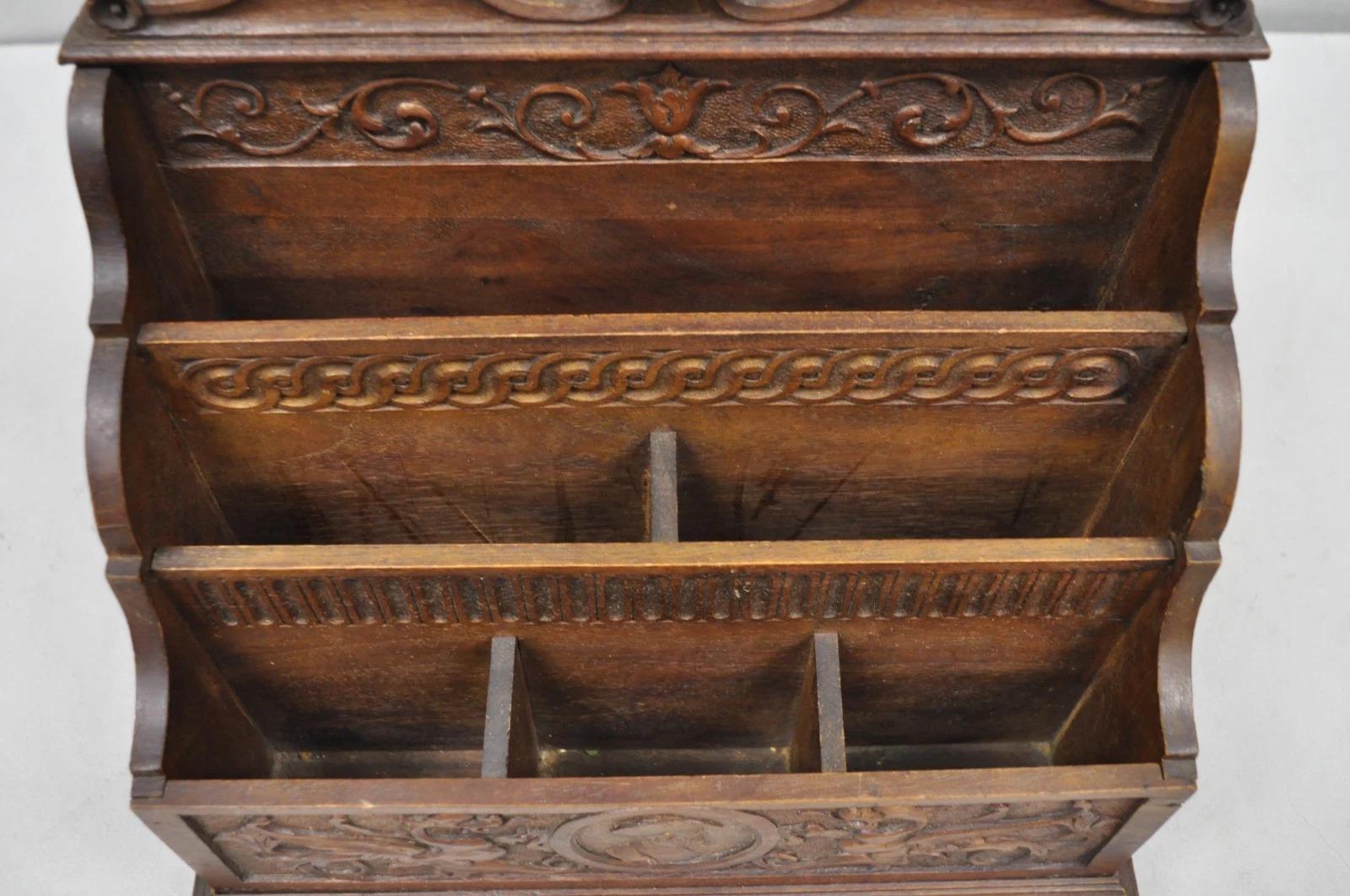 Antike italienische Renaissance Figural geschnitzt Nussbaum Pfote Fuß Schreibtisch Briefkasten im Angebot 4