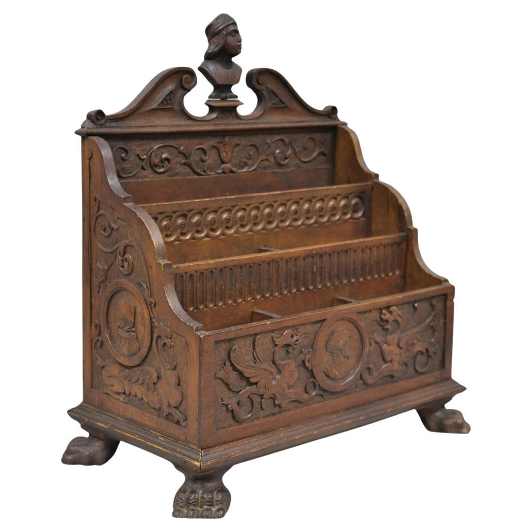 Antike italienische Renaissance Figural geschnitzt Nussbaum Pfote Fuß Schreibtisch Briefkasten im Angebot