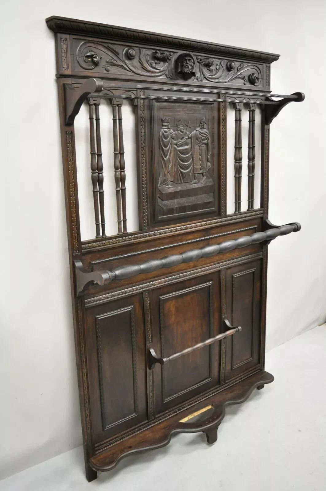 Ancienne Renaissance Italienne Figurale Religieuse Sculptée Noyer Arbre à Couettes Quilt Rack en vente 6