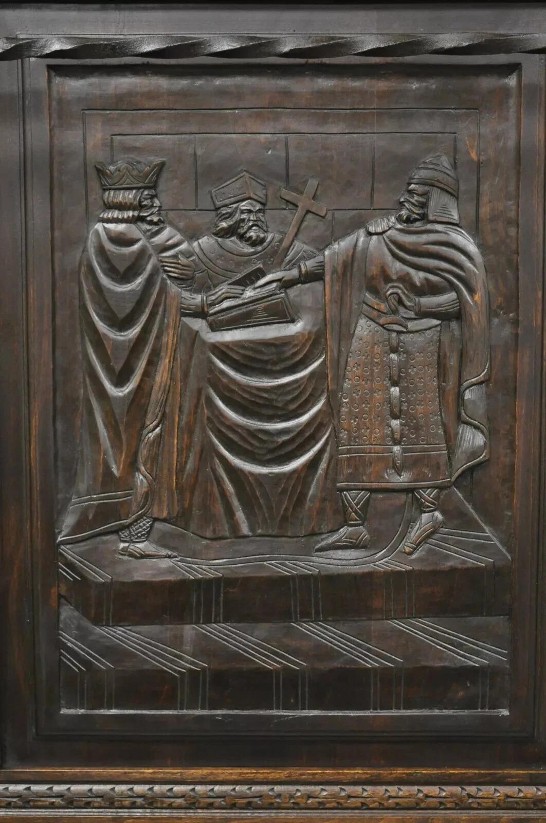 Ancienne Renaissance Italienne Figurale Religieuse Sculptée en Noyer Hall Tree Quilt Rack. L'objet présente un panneau religieux en relief sculpté au centre, une tête de soldat, des visages de griffon et des rinceaux feuillus, des barres de fer