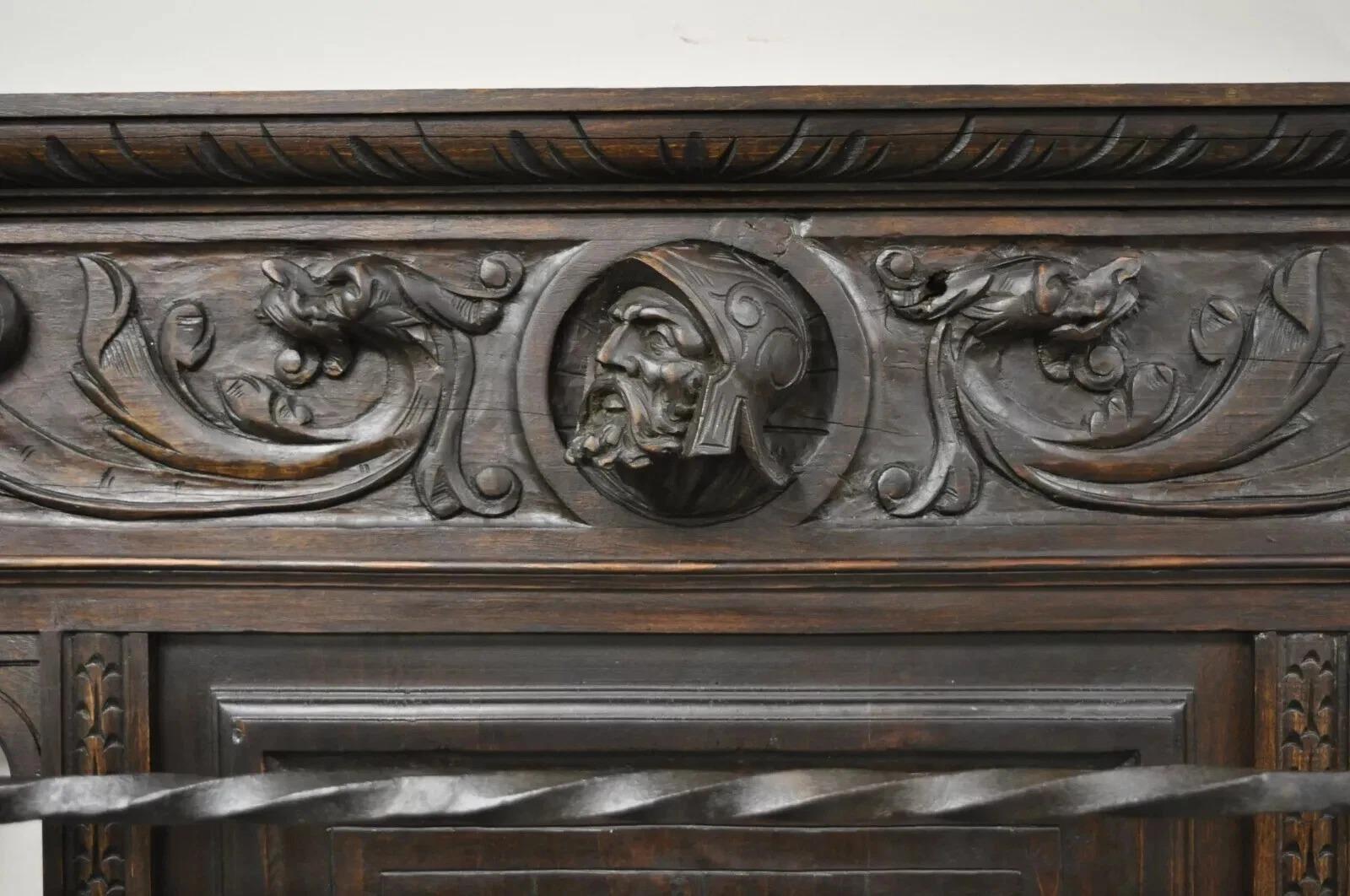 Inconnu Ancienne Renaissance Italienne Figurale Religieuse Sculptée Noyer Arbre à Couettes Quilt Rack en vente