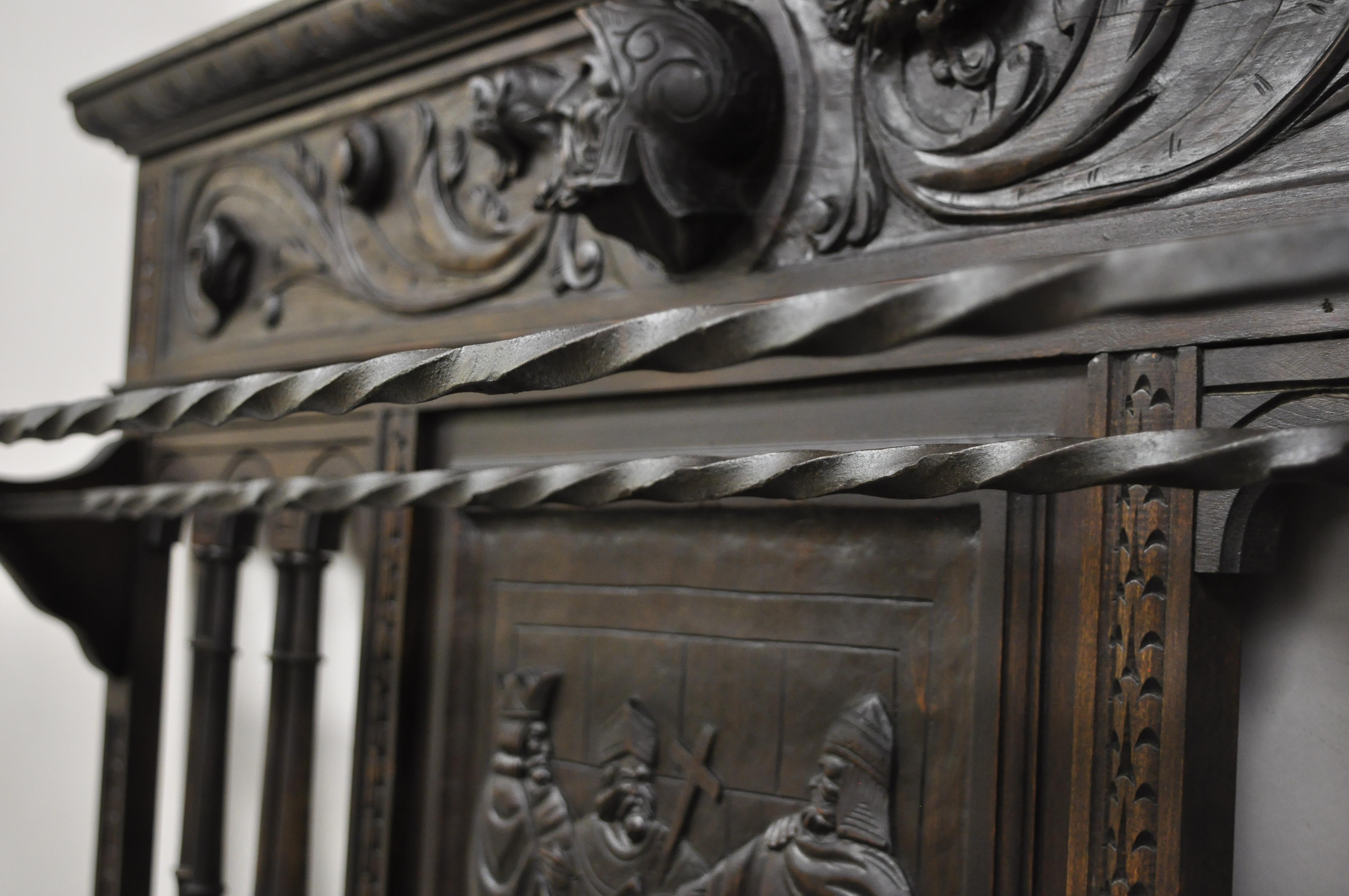 Antiker italienischer Renaissance-Steppständer aus geschnitztem Nussbaumholz mit religiösen Schnitzereien im Zustand „Gut“ im Angebot in Philadelphia, PA