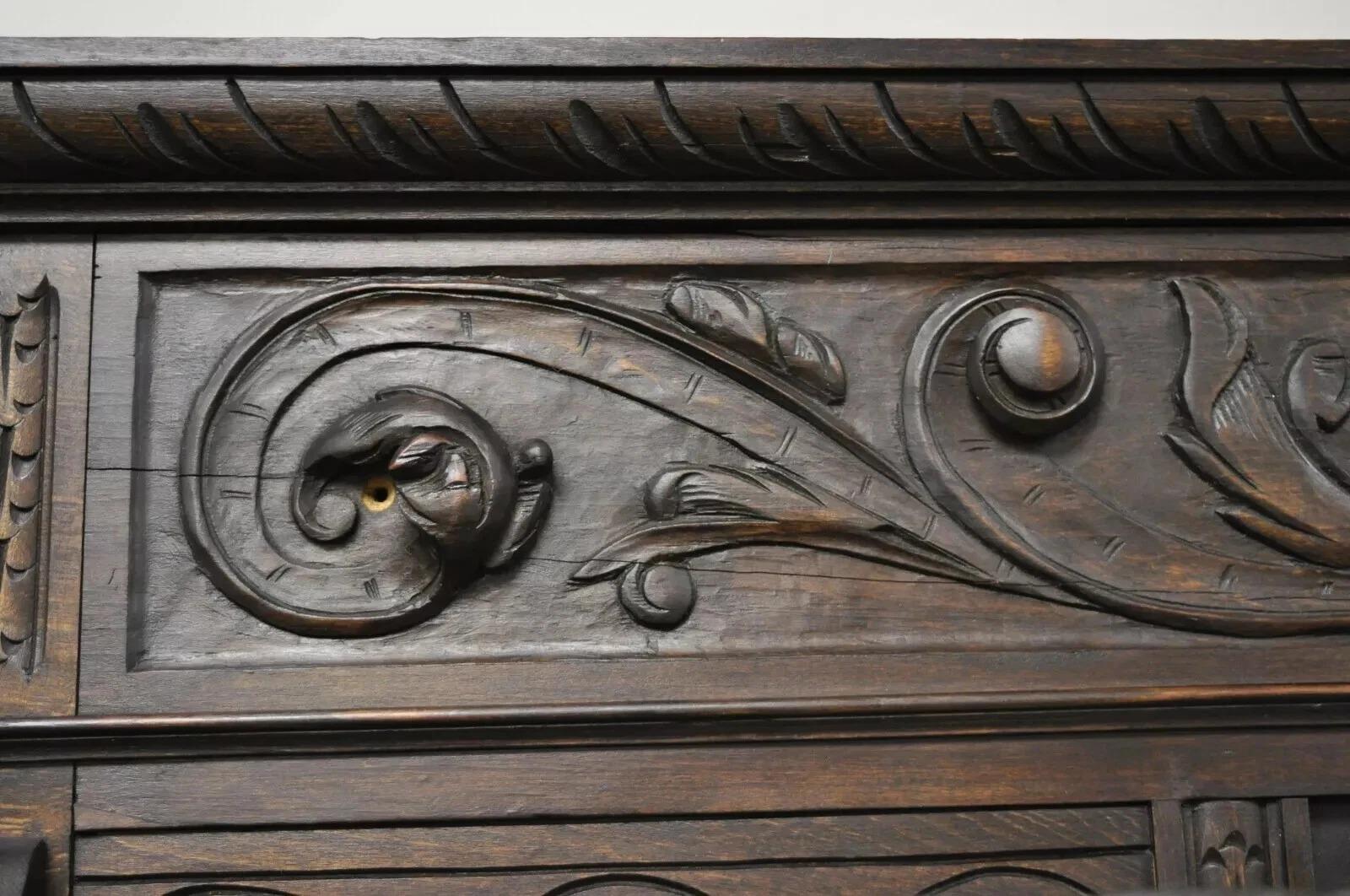 20ième siècle Ancienne Renaissance Italienne Figurale Religieuse Sculptée Noyer Arbre à Couettes Quilt Rack en vente