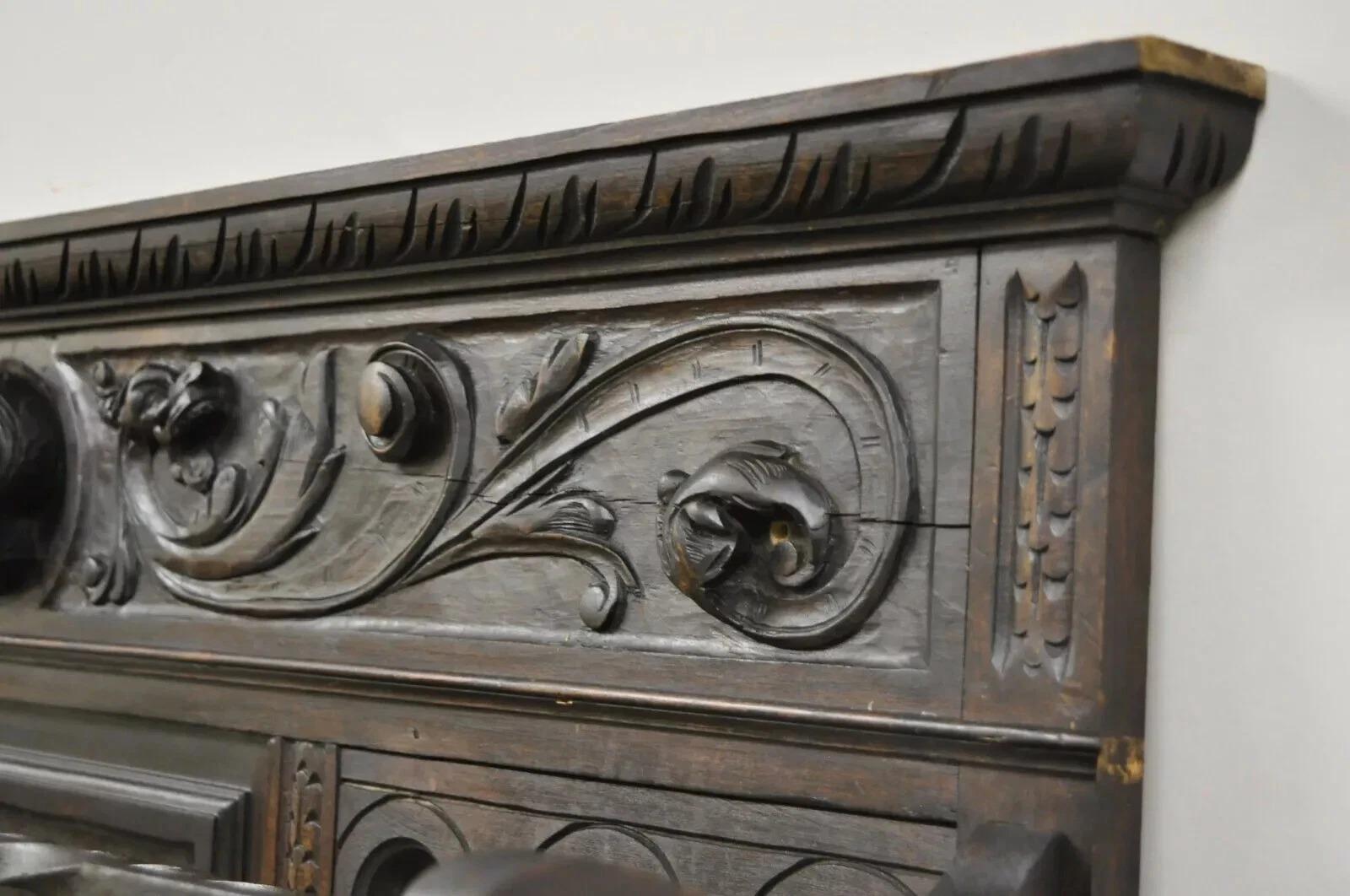 Ancienne Renaissance Italienne Figurale Religieuse Sculptée Noyer Arbre à Couettes Quilt Rack en vente 1