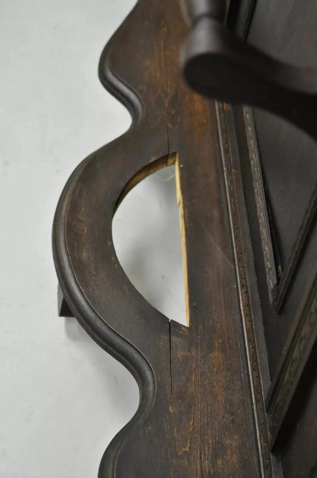 Ancienne Renaissance Italienne Figurale Religieuse Sculptée Noyer Arbre à Couettes Quilt Rack en vente 3