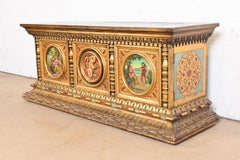Antico mobile o credenza rinascimentale italiano in legno dorato dipinto a mano