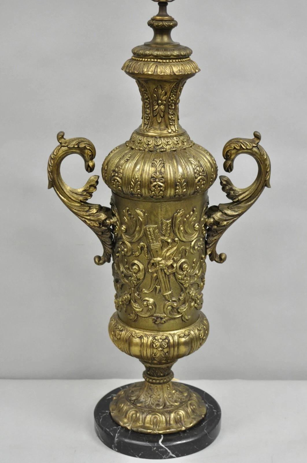 Rinascimento Antique Italian Renaissance Gold Bronze Figural Twin Handle Urn Large Table Lamp in vendita