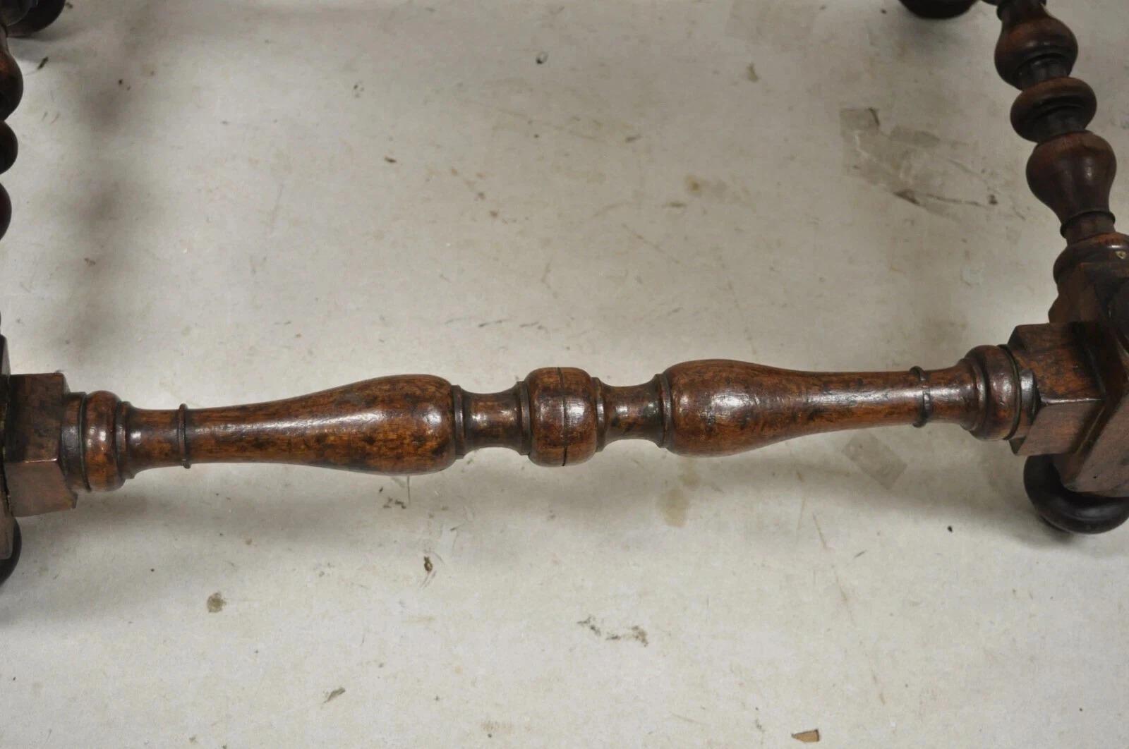 Antiguo Banco Tapizado Renacimiento Italiano Jacobeo 6 Patas Torneadas de Nogal Tallado en venta 6