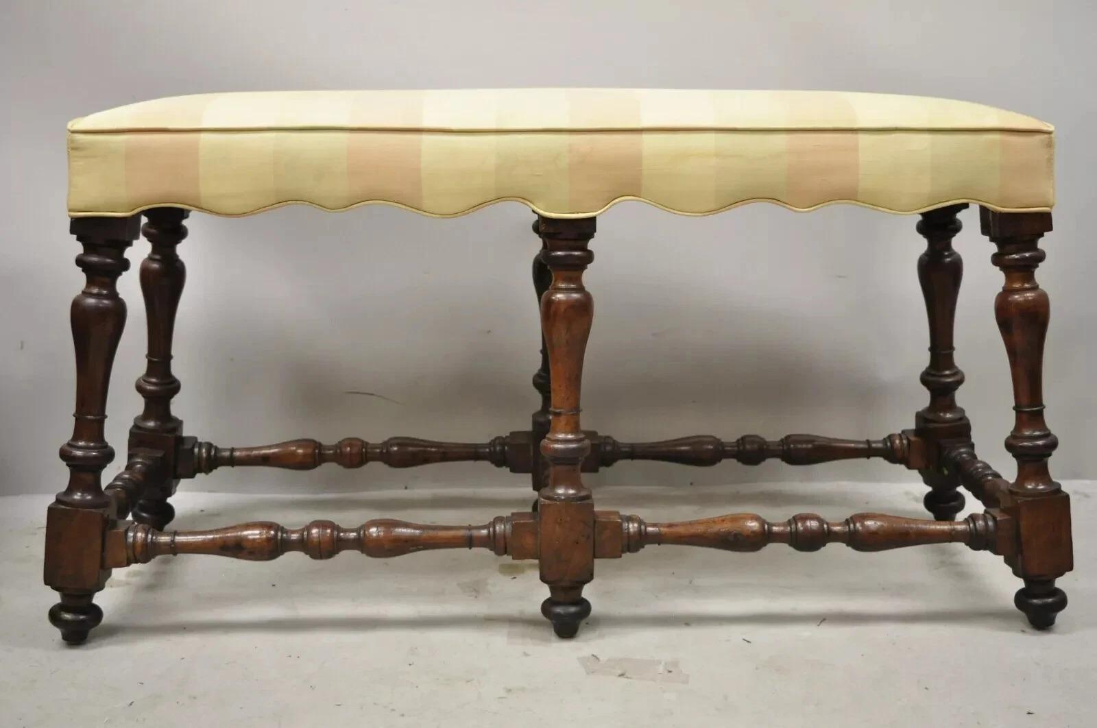 Antiguo Banco Tapizado Renacimiento Italiano Jacobeo 6 Patas Torneadas de Nogal Tallado. El artículo tiene una estructura de madera maciza, hermosas vetas de madera, asiento tapizado, bonitos detalles tallados, un artículo antiguo muy bonito.