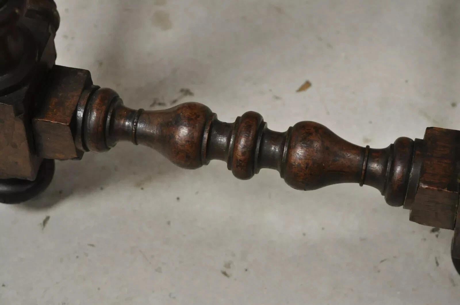 Antiguo Banco Tapizado Renacimiento Italiano Jacobeo 6 Patas Torneadas de Nogal Tallado en Bueno estado para la venta en Philadelphia, PA