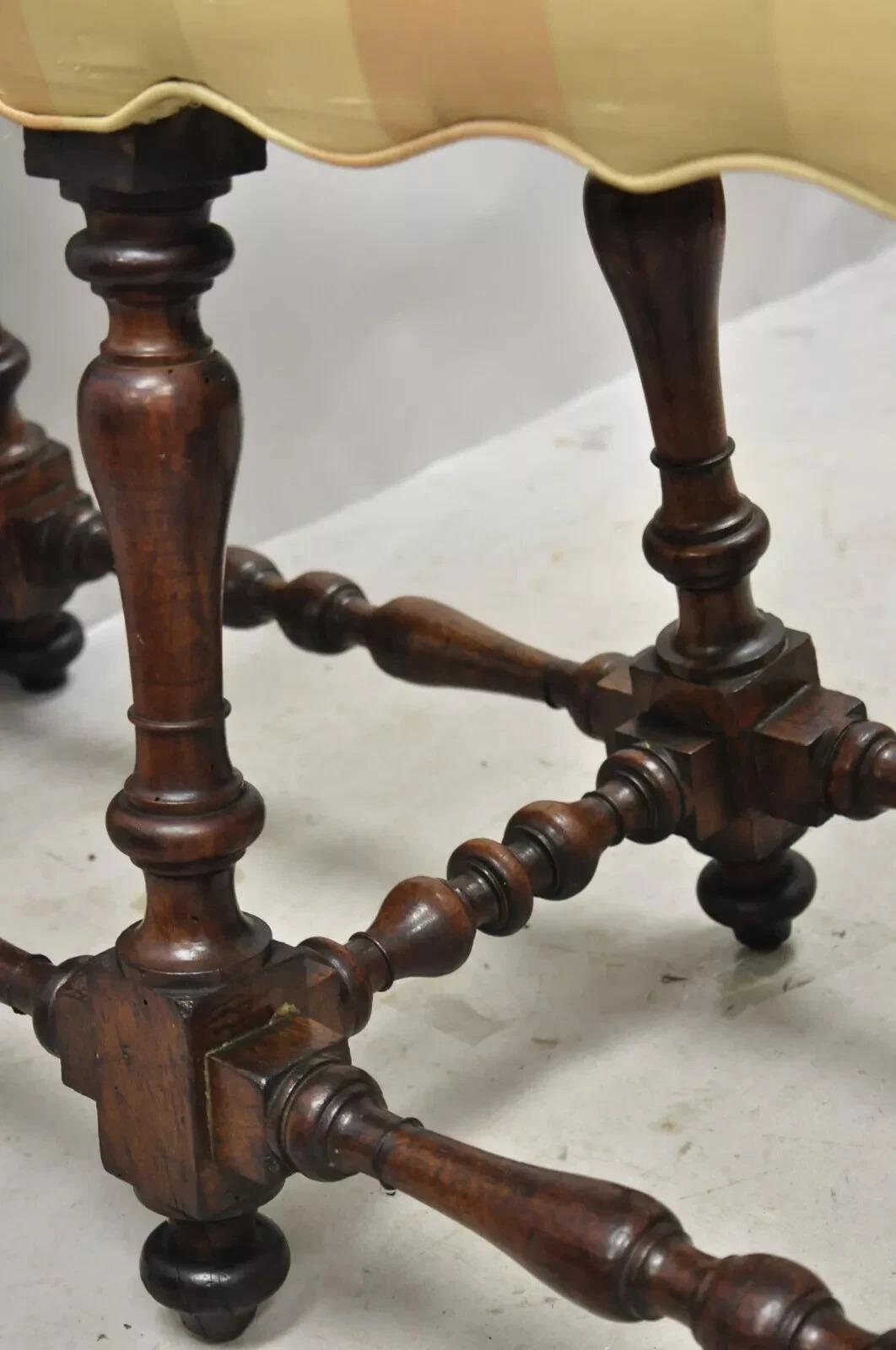 Antiguo Banco Tapizado Renacimiento Italiano Jacobeo 6 Patas Torneadas de Nogal Tallado siglo XX en venta