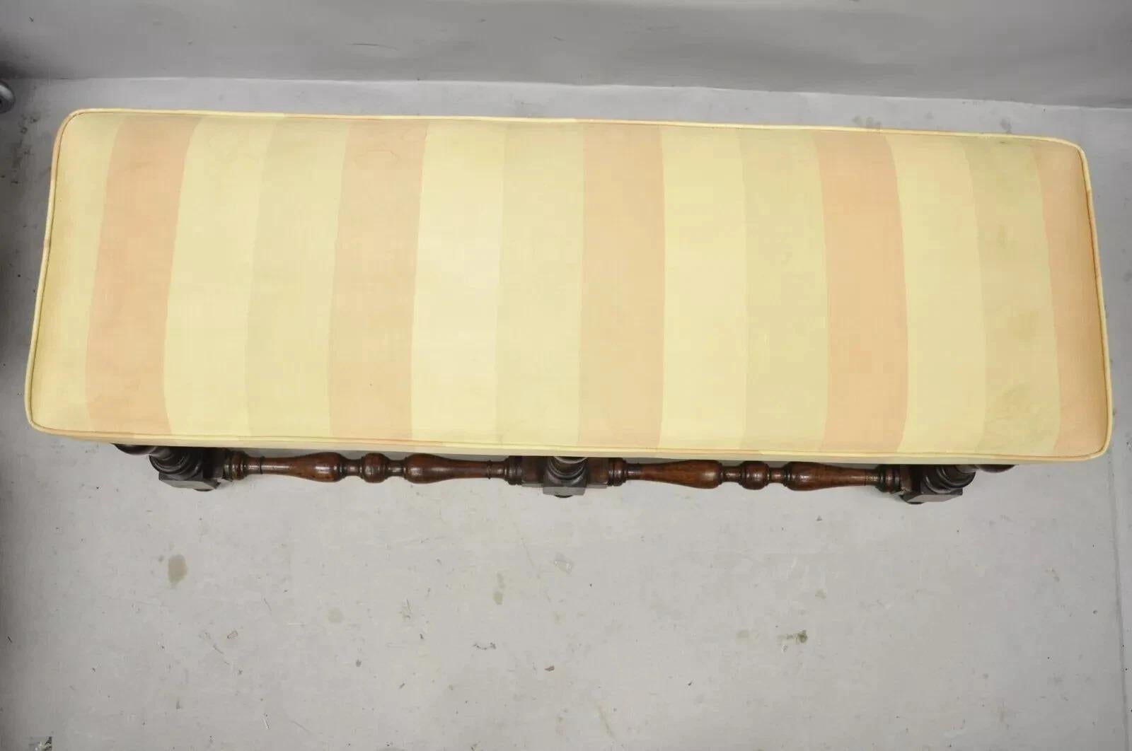 Antiguo Banco Tapizado Renacimiento Italiano Jacobeo 6 Patas Torneadas de Nogal Tallado en venta 1