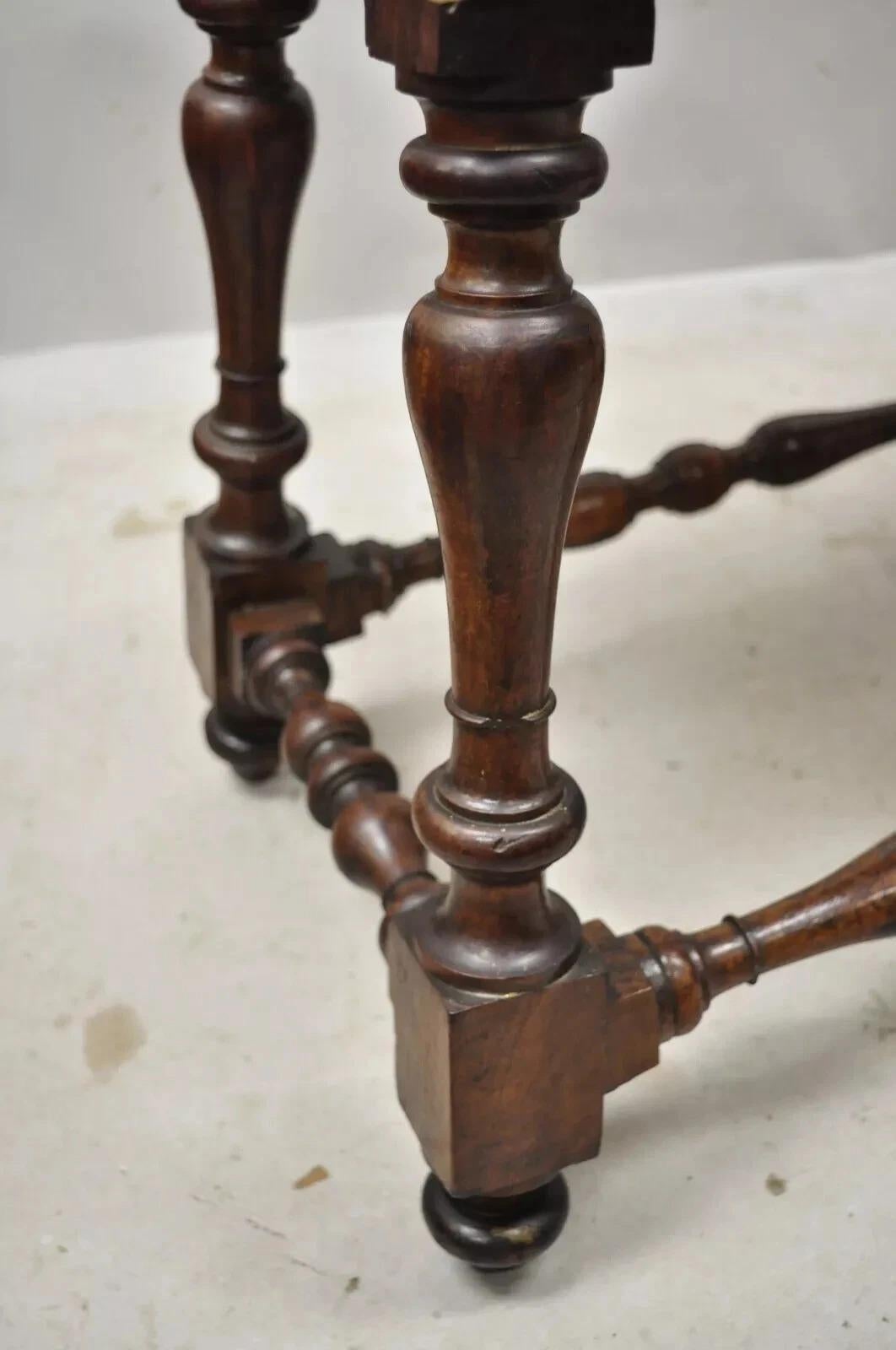 Antiguo Banco Tapizado Renacimiento Italiano Jacobeo 6 Patas Torneadas de Nogal Tallado en venta 4