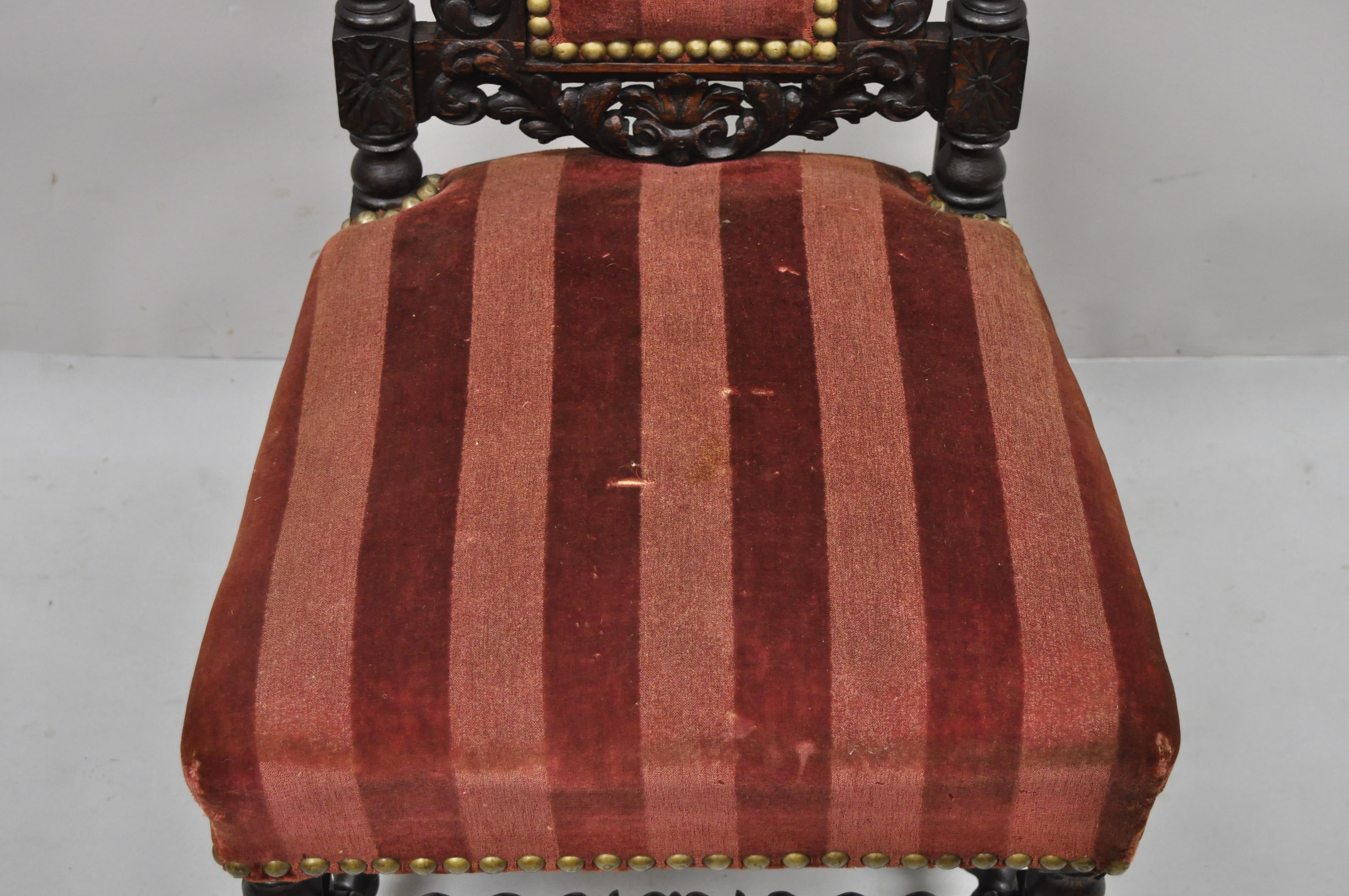 Tissu Ancienne chaise d'appoint italienne de la Renaissance à torsion d'orge avec griffon ailé et dragon lion en vente