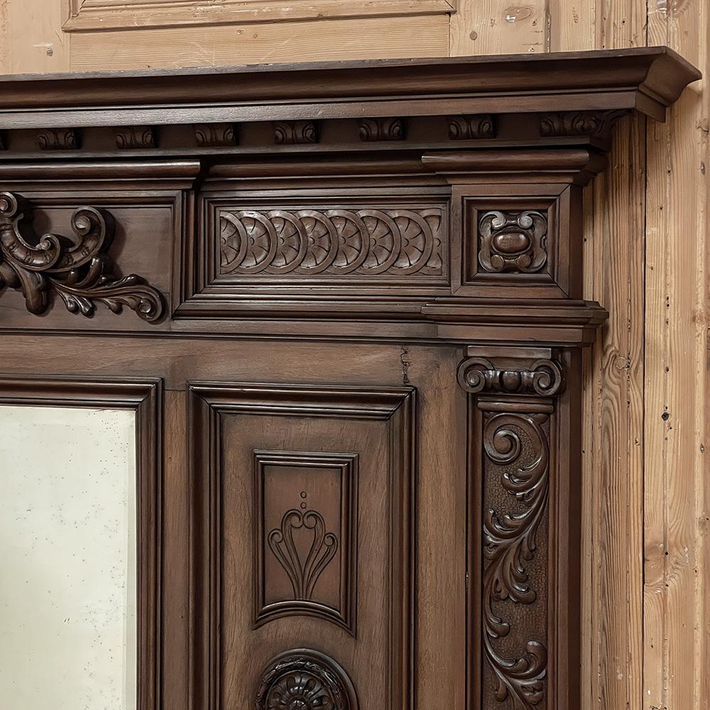Miroir Antique Italian Renaissance Mantel Mirror in Walnut (miroir de cheminée en noyer) en vente