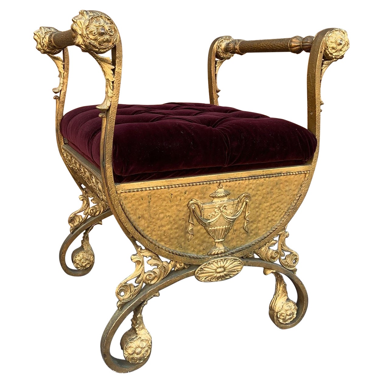 Antiguo banco de tocador italiano renacentista de hierro con ornamentos y volutas, recién tapizado