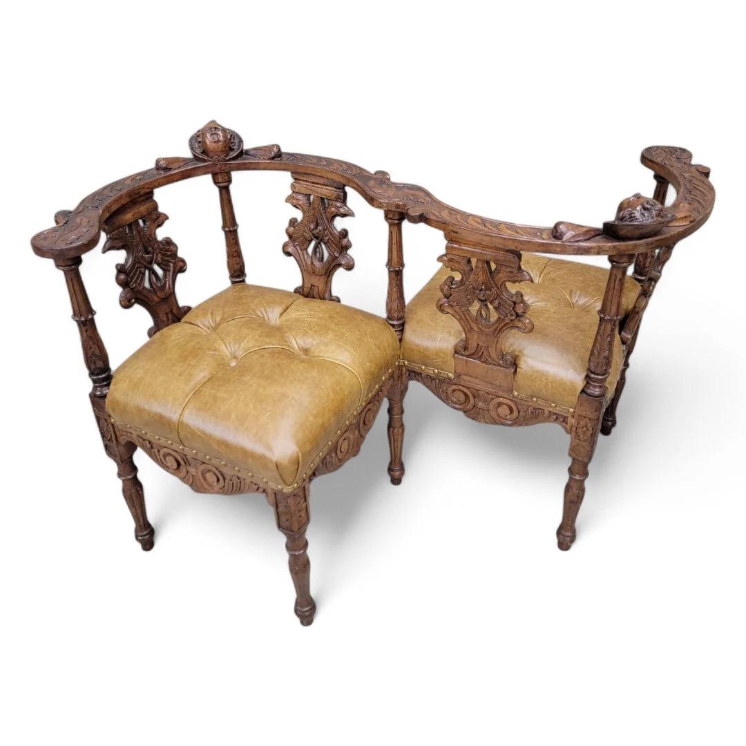 Antica panca da salotto italiana rinascimentale intagliata, ornata e figurata, in legno di noce con bottoni, rivestita di nuovo in pelle italiana pieno fiore e affilata color whisky.

Questa squisita panca da salotto antica del Rinascimento italiano