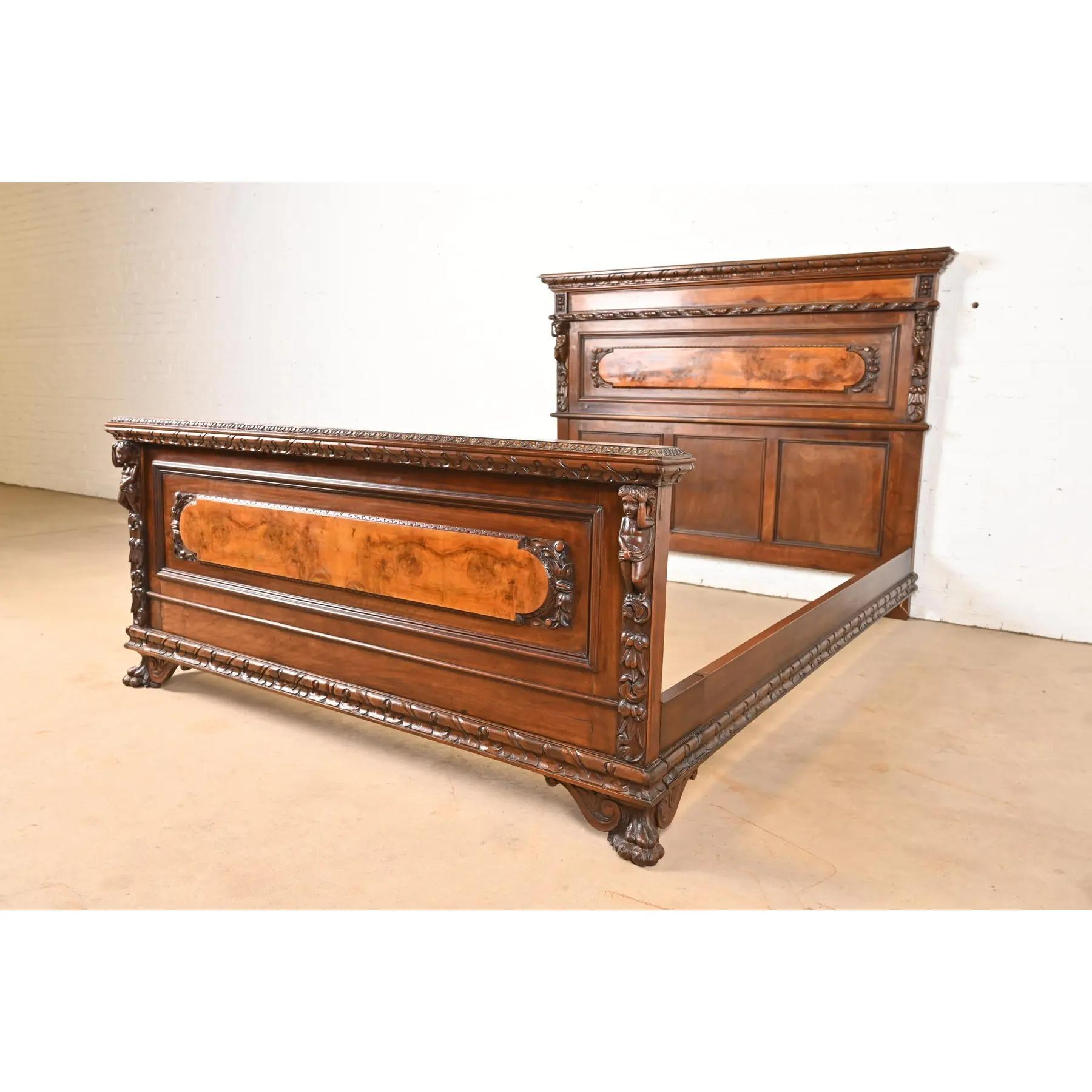Un exceptionnel lit queen de style Renaissance italienne ou baroque.

À la manière de J.R. Horner & Co.

Italie, Circa 1900

En noyer et en ronce, avec des sculptures florales et figuratives ornées, et des pieds en patte de velours.

Dimensions :