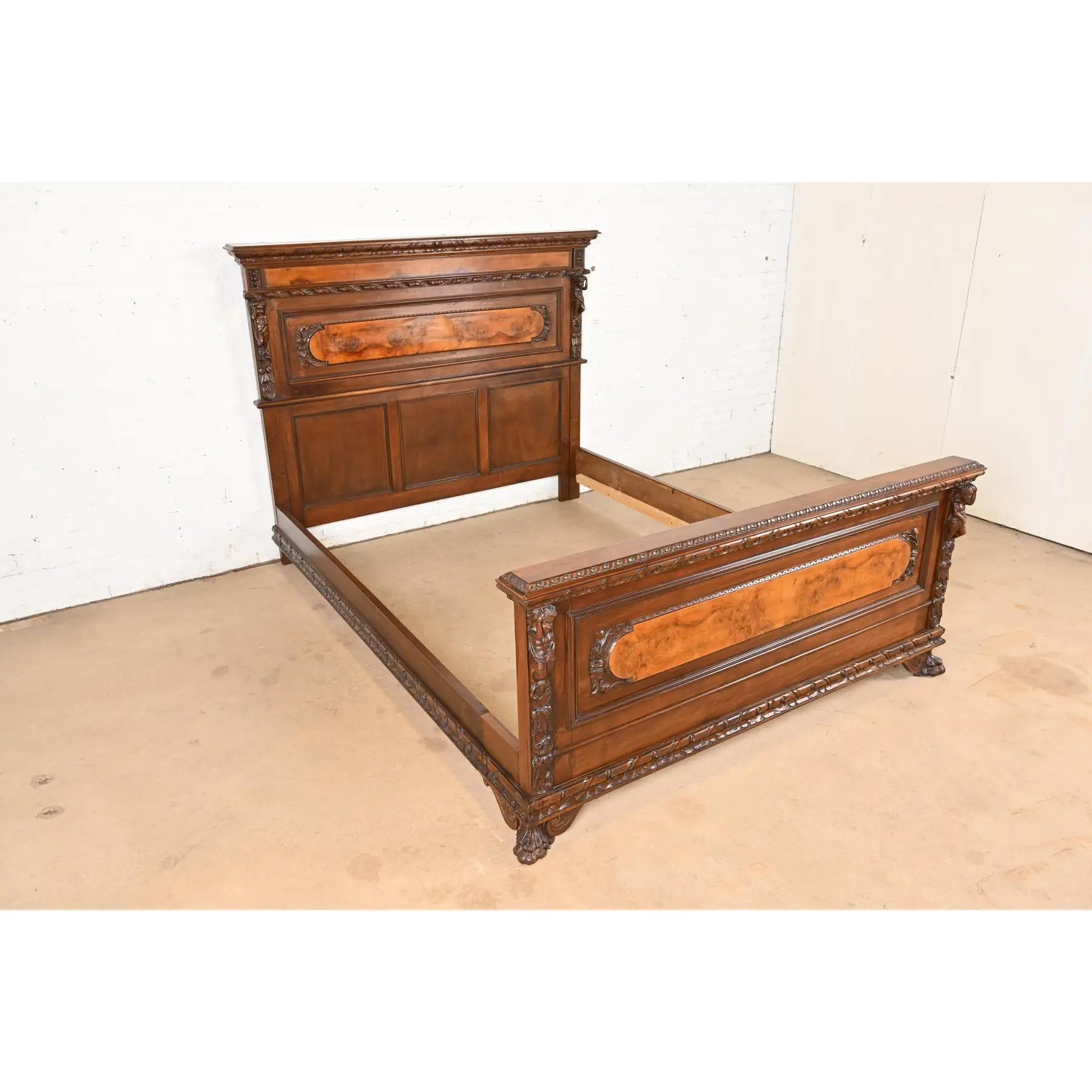 Néo-Renaissance Ancien lit Queen Size en noyer et bois de ronce sculpté de style Renaissance italienne en vente