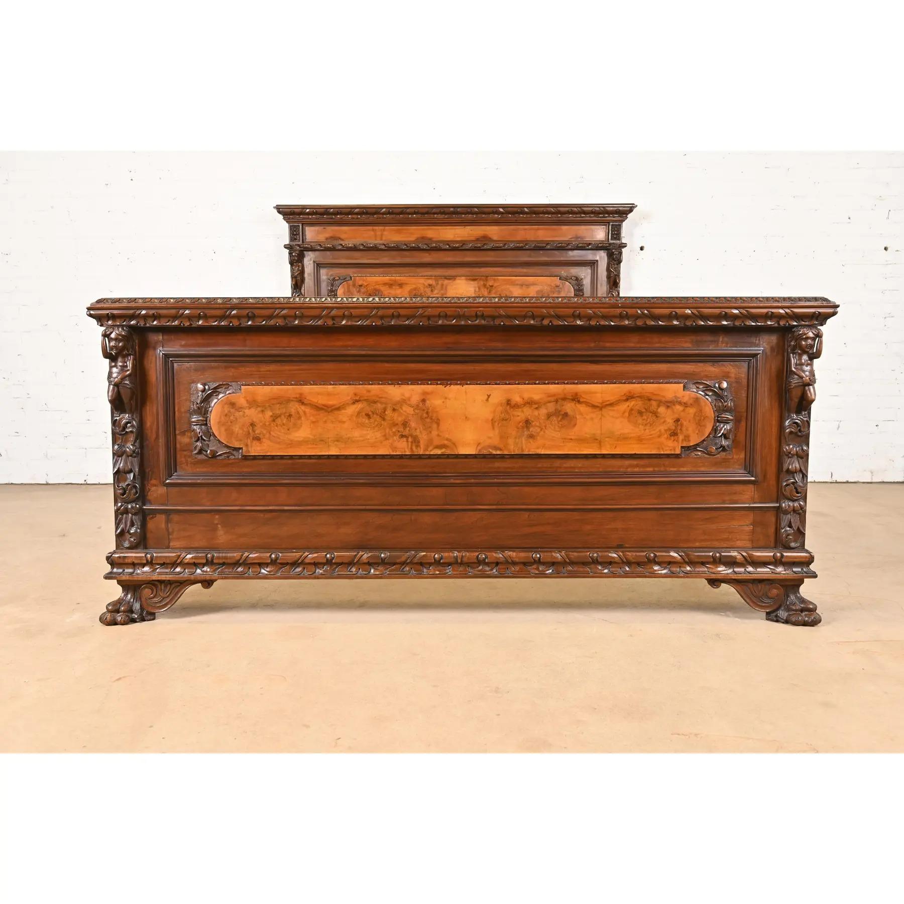 20ième siècle Ancien lit Queen Size en noyer et bois de ronce sculpté de style Renaissance italienne en vente