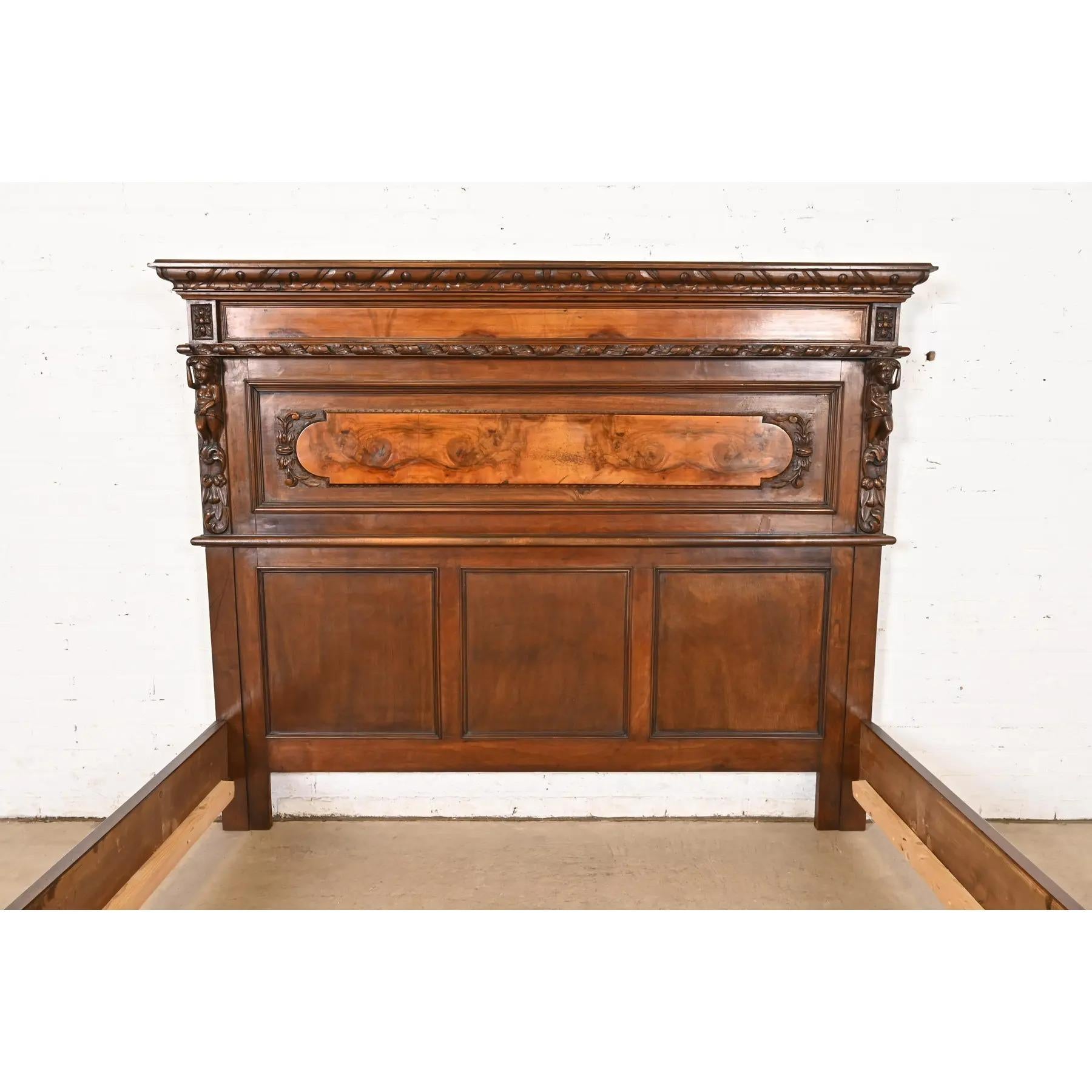 Ancien lit Queen Size en noyer et bois de ronce sculpté de style Renaissance italienne en vente 1